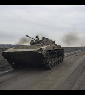Bachmut: Ein ukrainischer Soldat fährt ein Militärfahrzeug in Richtung der Frontstellungen