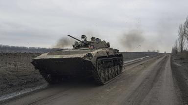 Bachmut: Ein ukrainischer Soldat fährt ein Militärfahrzeug in Richtung der Frontstellungen