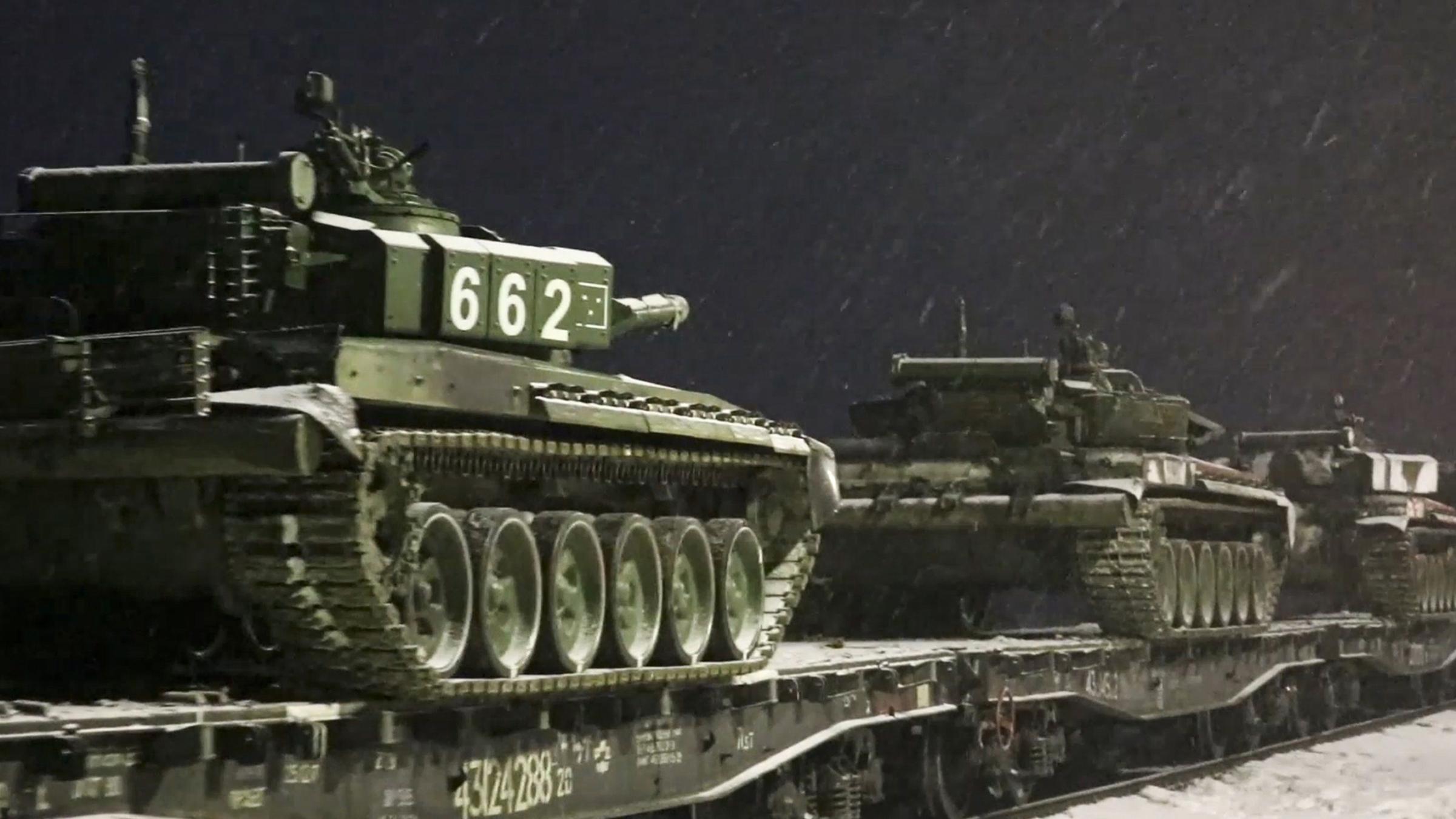 Archiv: Panzer der russischen Armee, die nach militärischen Übungen zurück an ihre Stützpunkte kehren sollen.