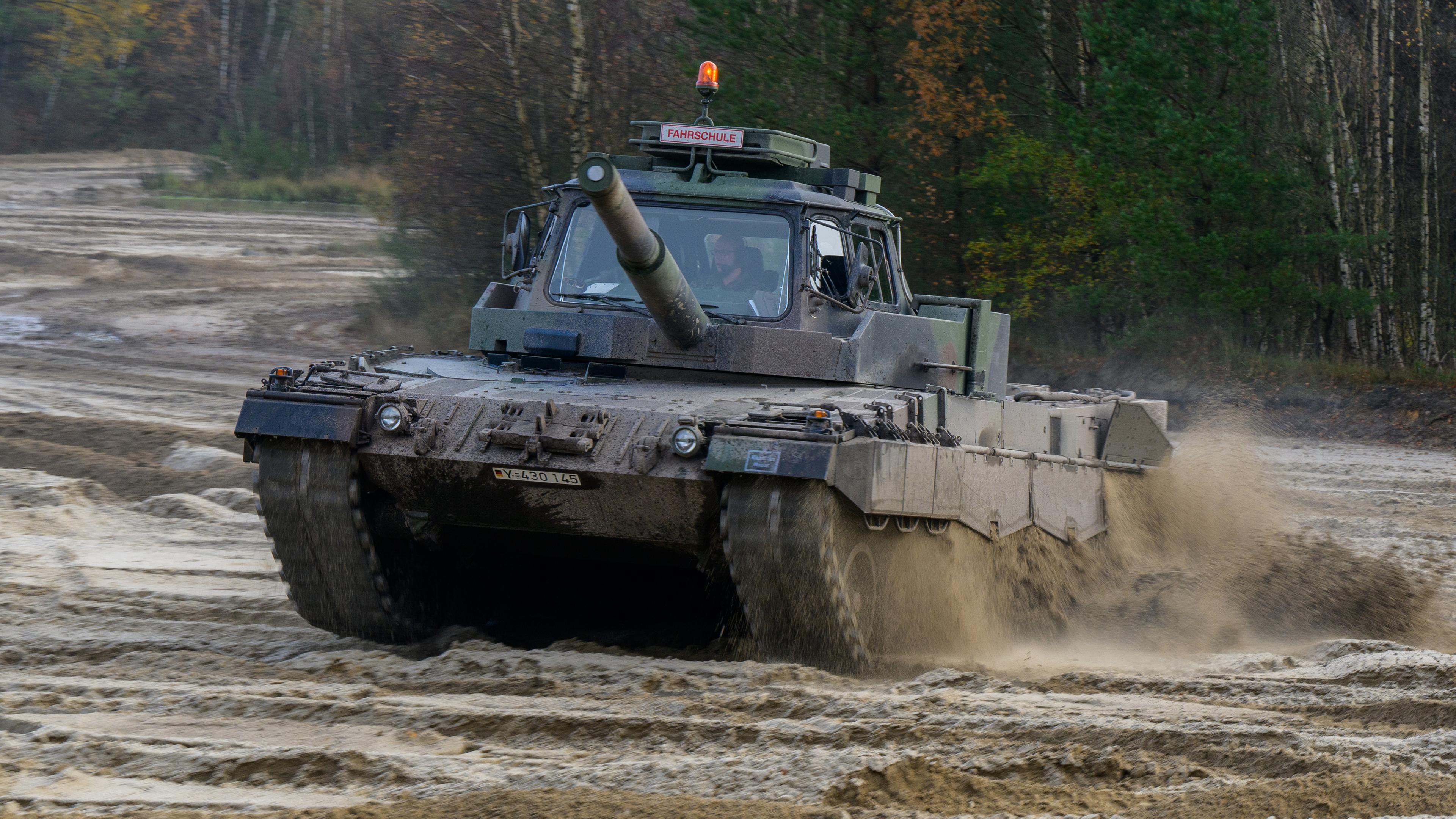 Niedersachsen, Munster: Fahrschulpanzer der Bundeswehr vom Typ Leopard II.