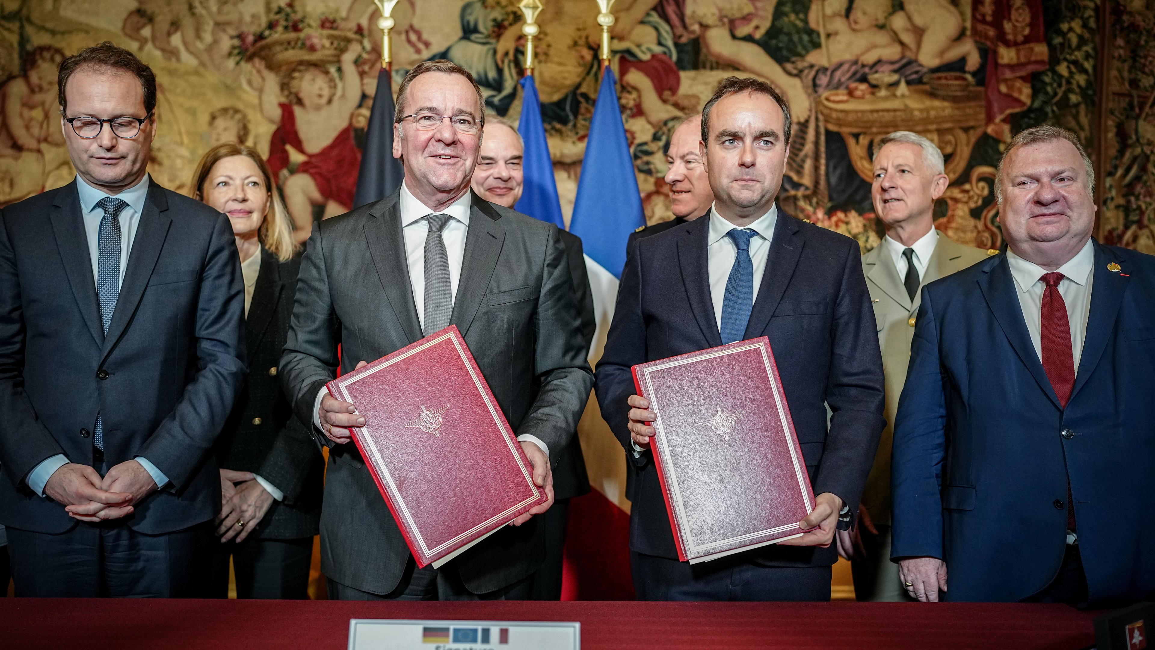 Boris Pistorius (2.v.l, SPD), Bundesminister der Verteidigung, und der französische Verteidigungsminister Sébastien Lecornu (2.v.r) unterzeichnen eine Absichtserklärung beider Länder für das Kampfpanzersystem der Zukunft.