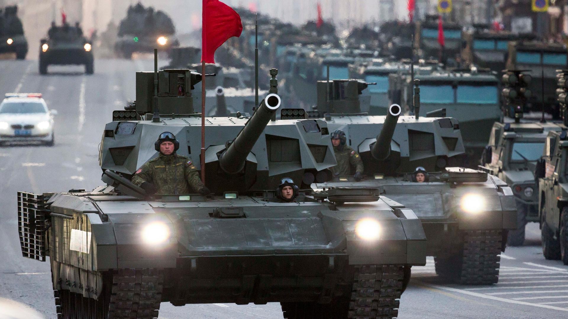 Zwei russische Panzer T-14 Armata auf dem Weg zum roten Quadrat während einer Wiederholung für die Militärparade des Siegtages in Moskau, Russland.