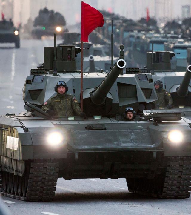 Zwei russische Panzer T-14 Armata auf dem Weg zum roten Quadrat während einer Wiederholung für die Militärparade des Siegtages in Moskau, Russland.