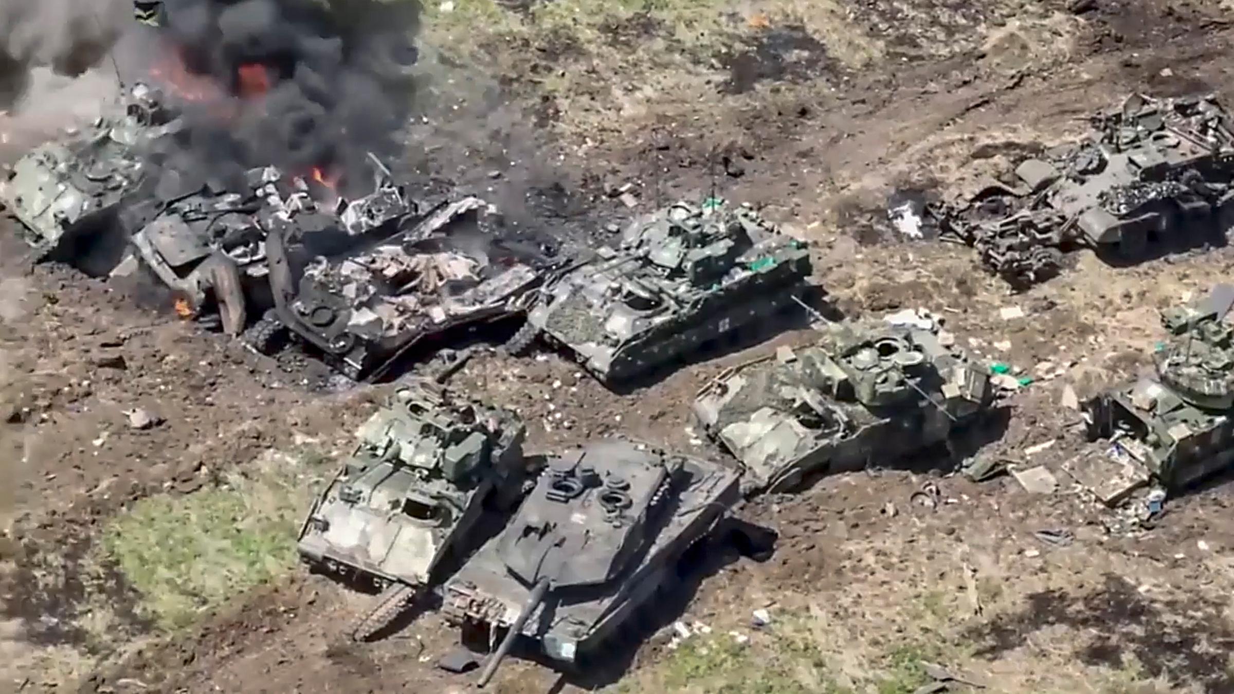 Handout: Zerstörte deutsche Leopard-Panzer und US-Panzer vom Typ Bradley, die bei Kämpfen in der Region Saporischschja im Süden der Ukraine zerstört wurden, aufgenommen am 0.06.2023 