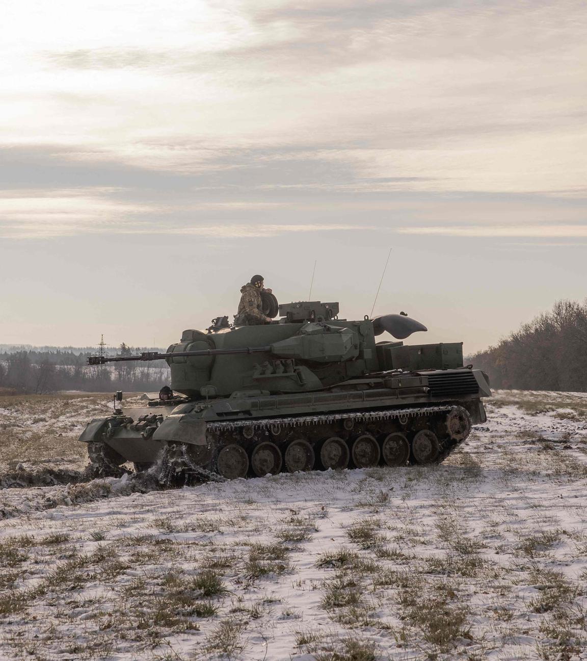 Ukrainische Truppen fahren mit einem Gepard-Panzer