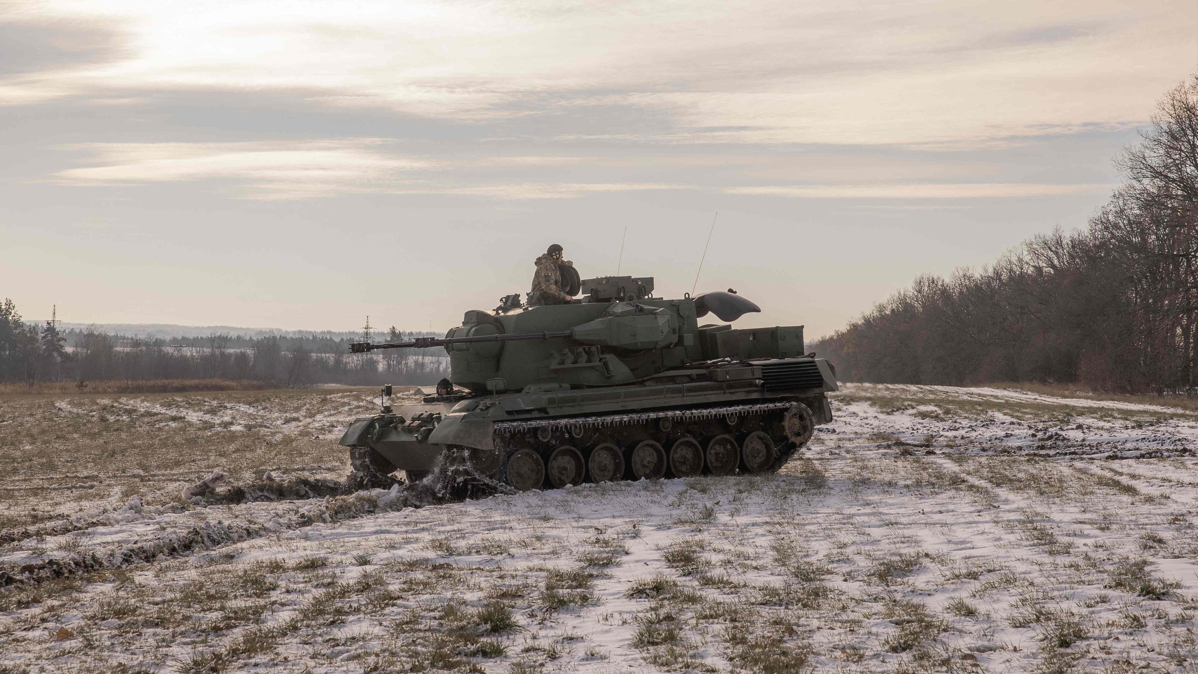 Ukrainische Truppen fahren mit einem Gepard-Panzer