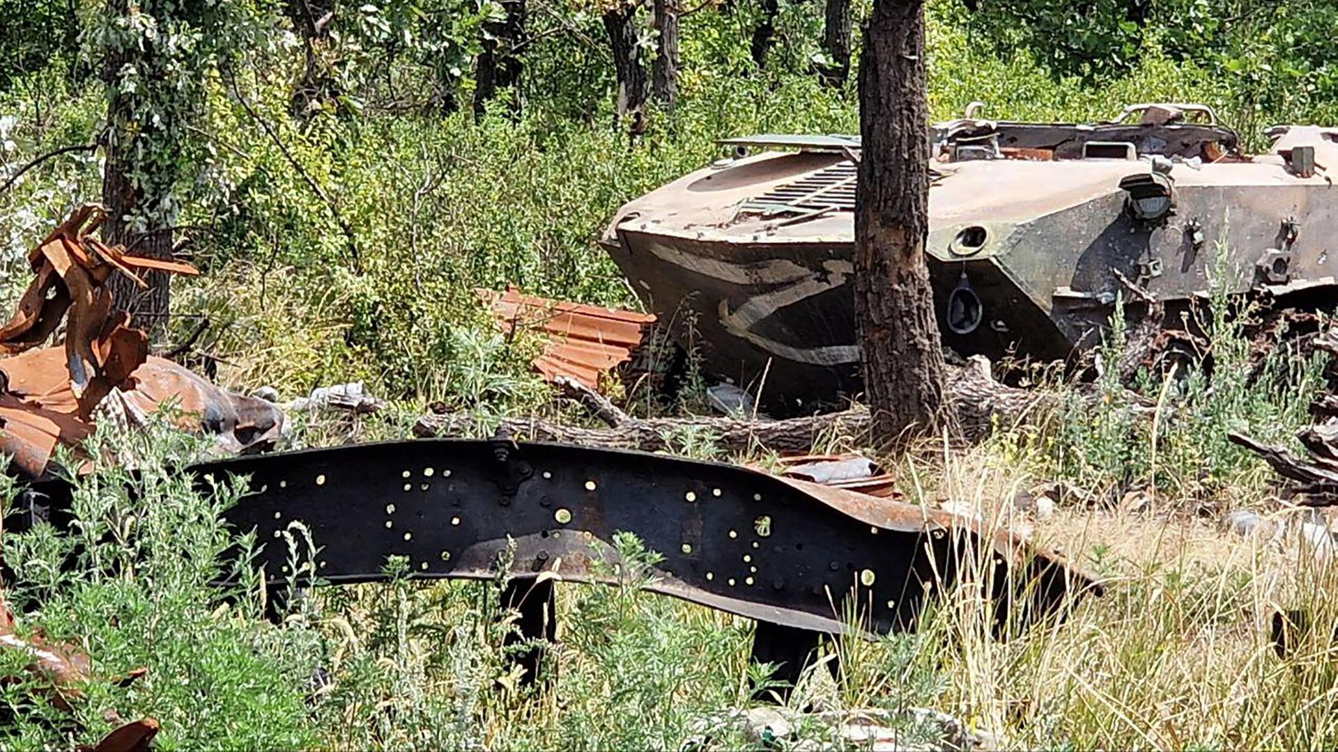 Zerstörter russischer Panzer in einem Wald
