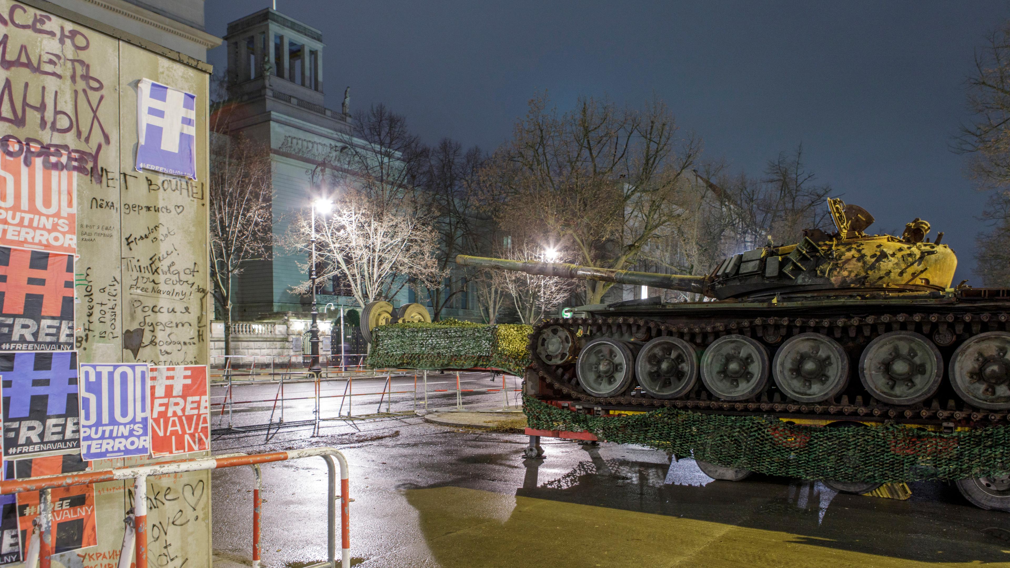 Das Wrack eines russischen Panzers vom Typ T-72 steht vor der russischen Botschaft in Berlin. 