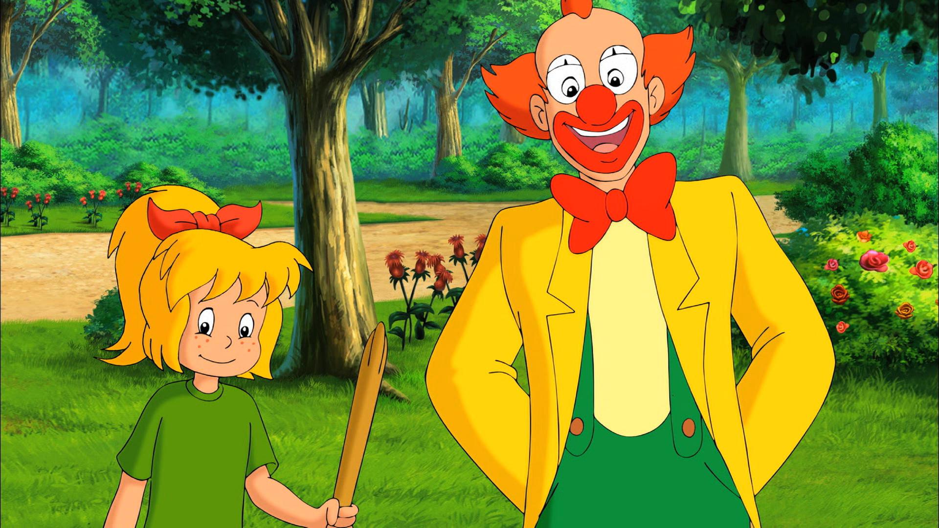 Bibi steht neben einem lustig geschminkten Clown im Garten. Der Clown ist ihr Vater.