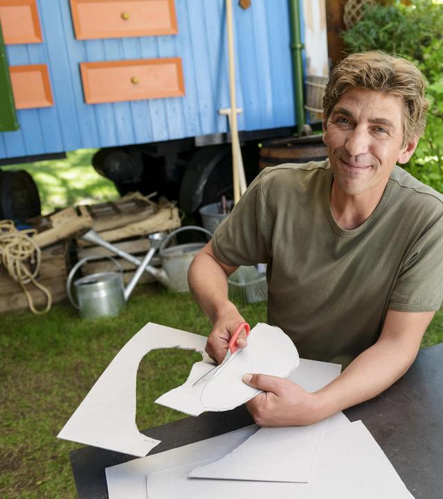 Fritz bastelt Schuhe aus Papier