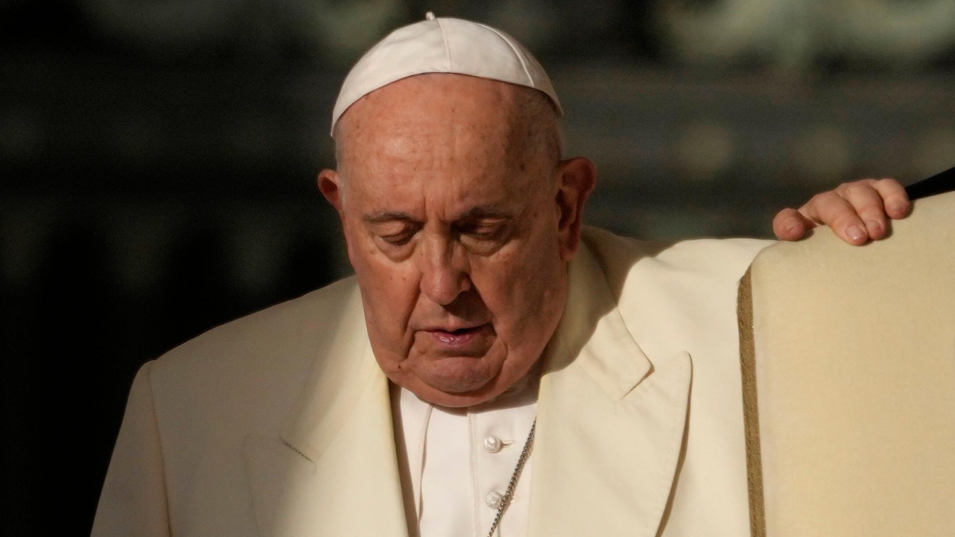 Papst Franziskus kommt zu seiner wöchentlichen Generalaudienz auf den Petersplatz.