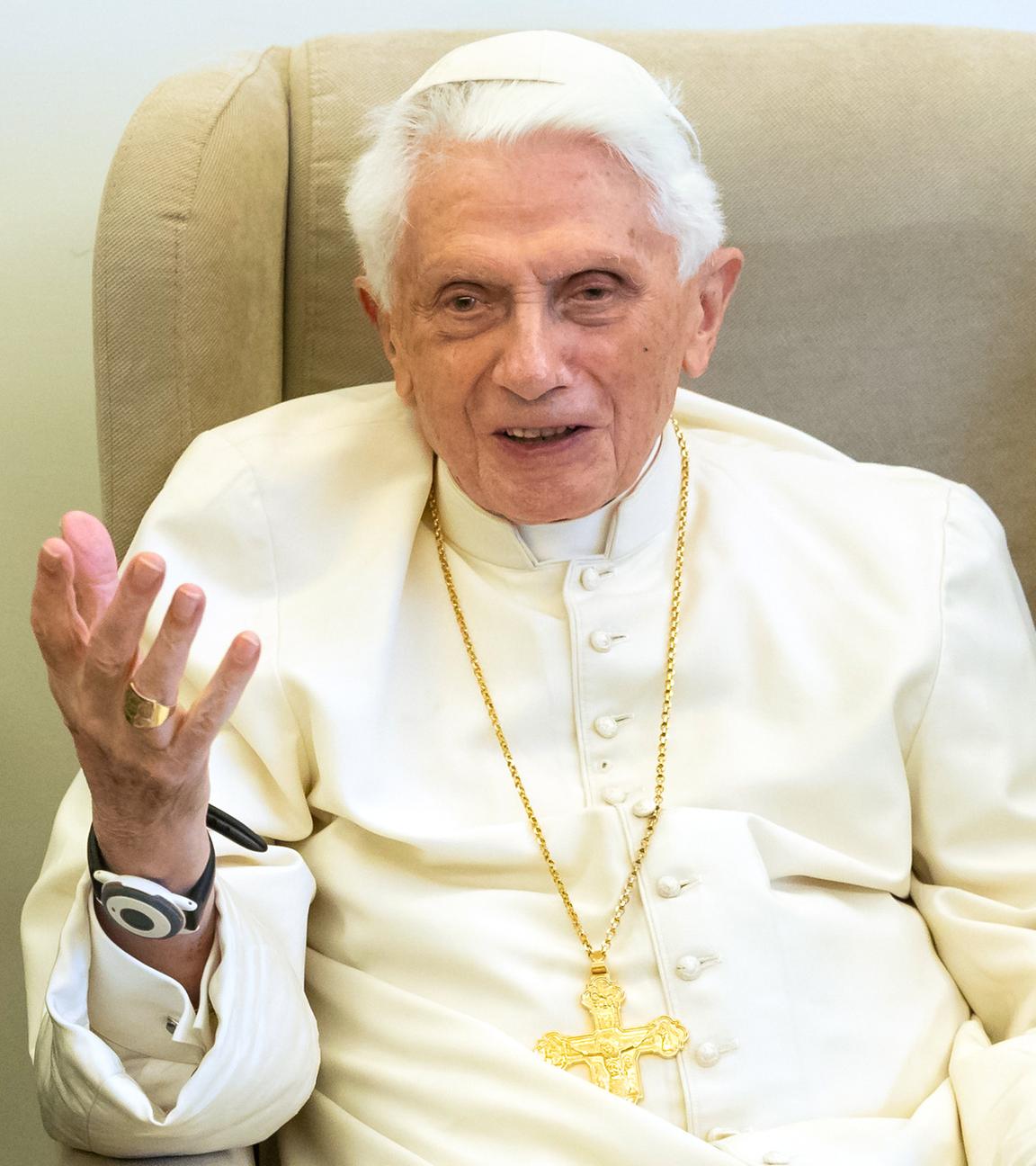 Papst Benedikt sitzt auf einem Sessel und gestikuliert