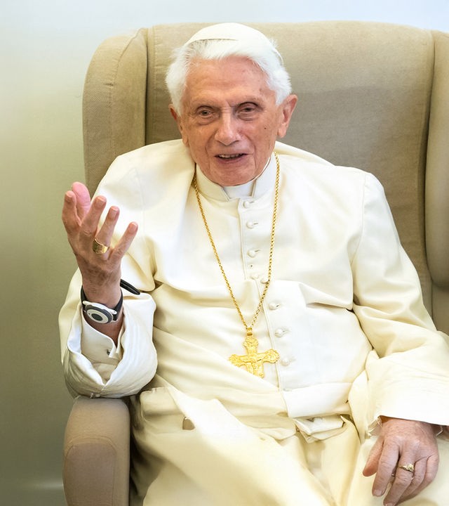 Papst Benedikt sitzt auf einem Sessel und gestikuliert