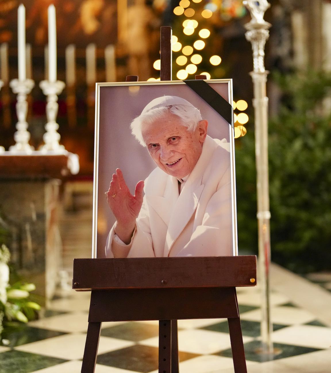  Ein Bild des verstorbenen Benedikt XVI. im Wiener Stephansdom. 