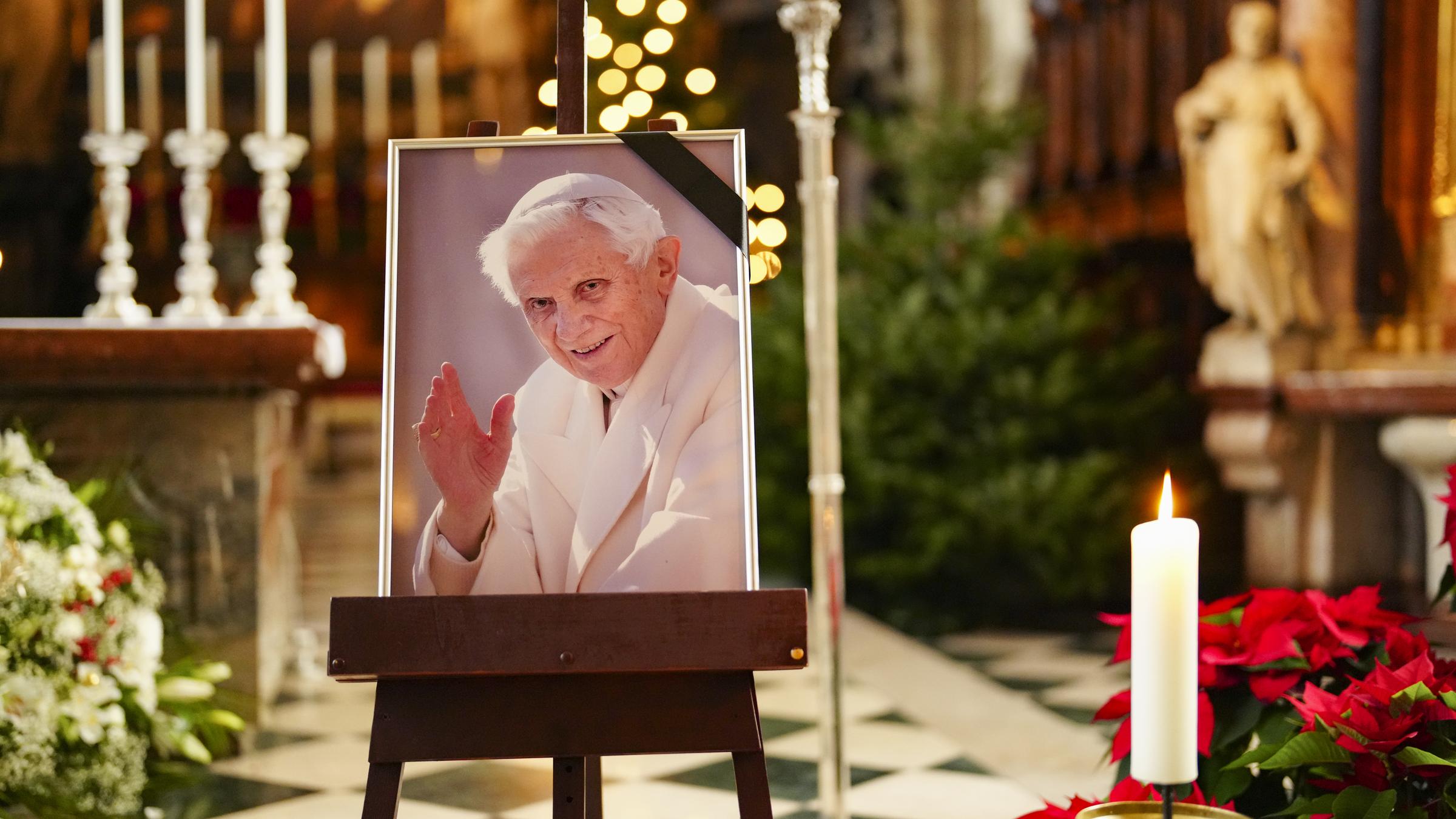  Ein Bild des verstorbenen Benedikt XVI. im Wiener Stephansdom. 