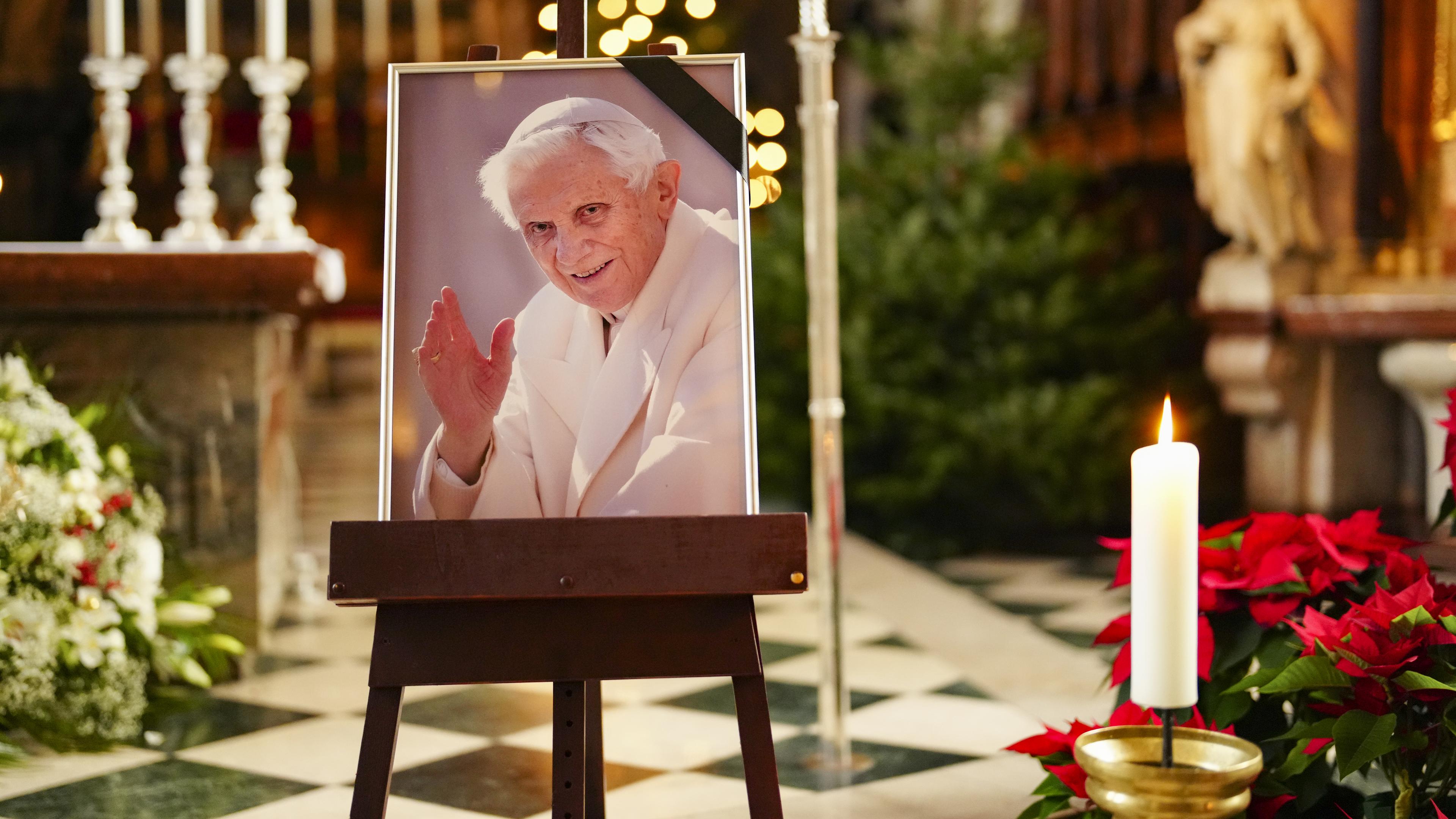  Ein Bild des verstorbenen Benedikt XVI. im Wiener Stephansdom. 