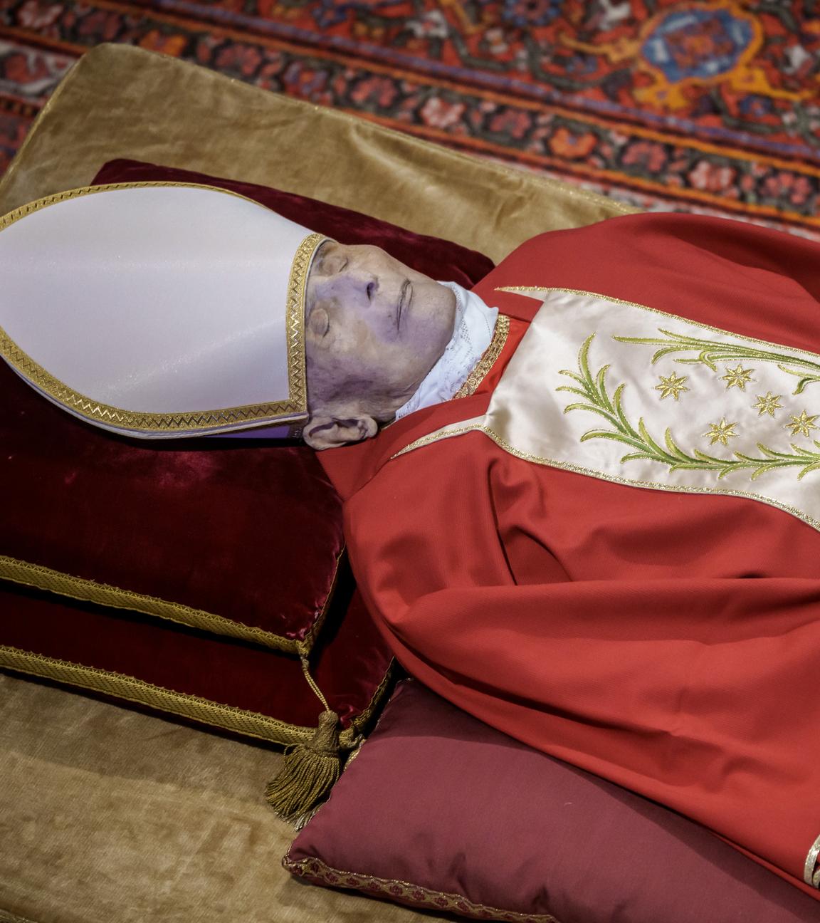 Gedenken an Papst Benedikt XVI. - Petersdom