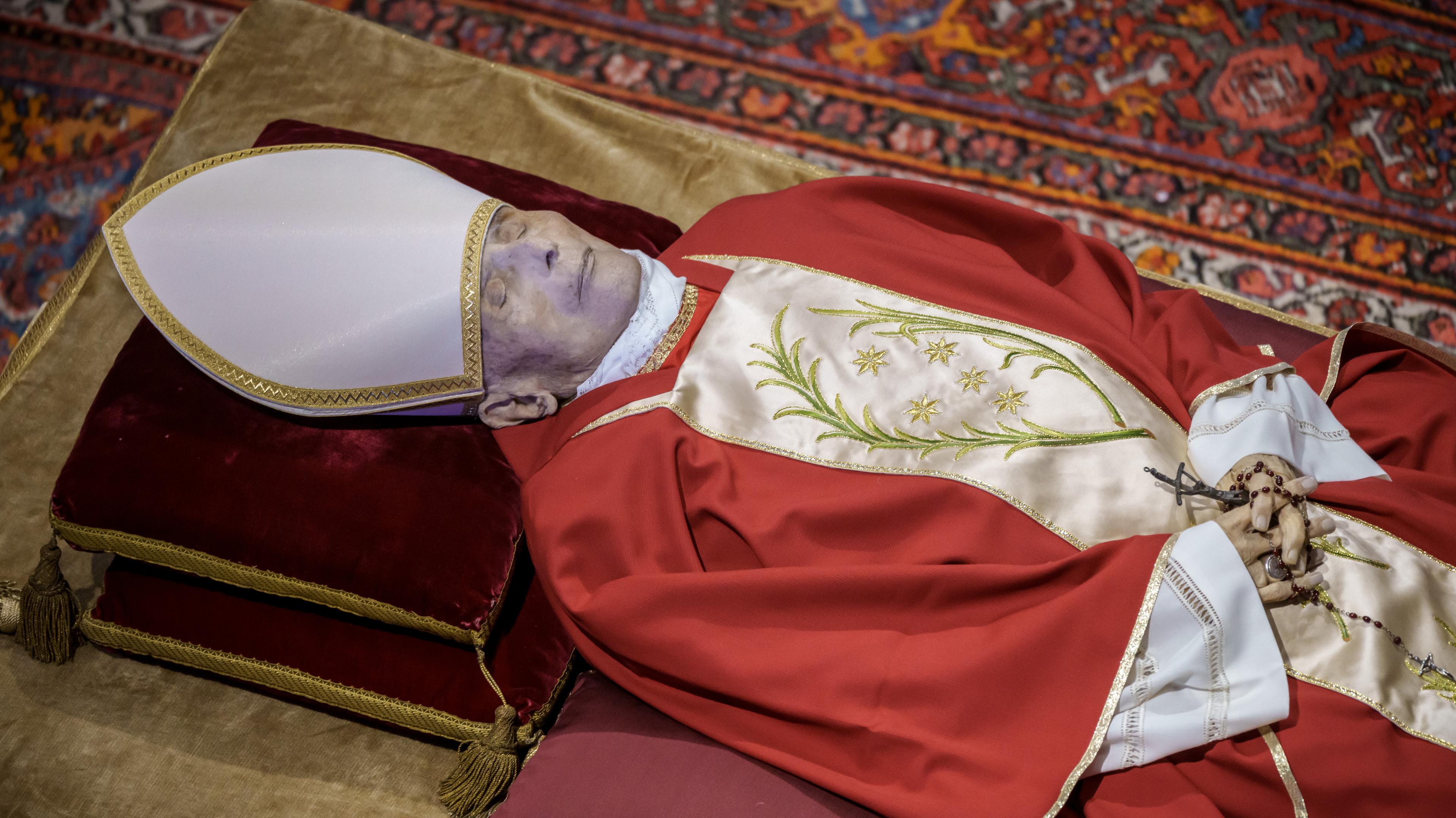 Gedenken an Papst Benedikt XVI. - Petersdom