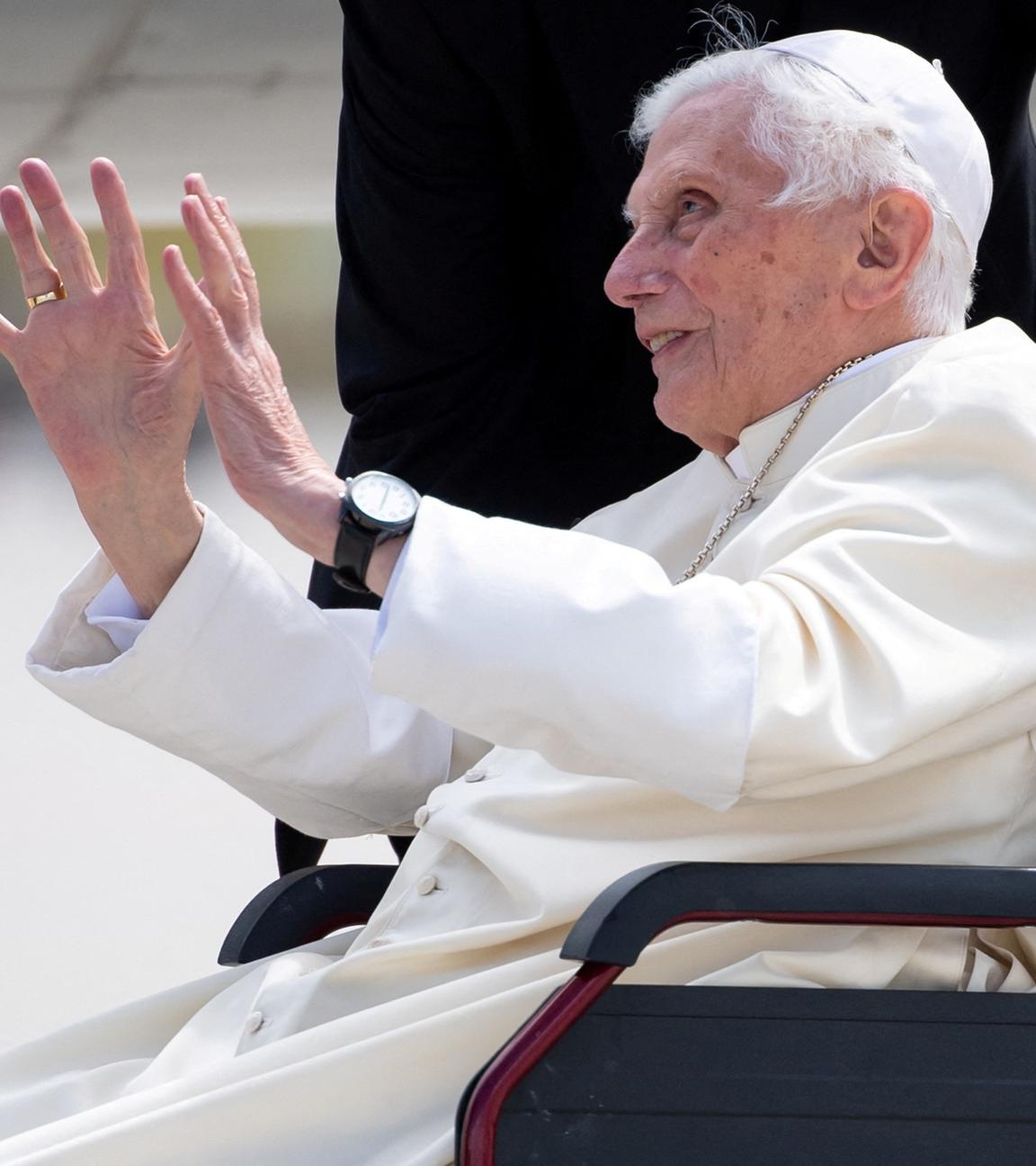Der emeritierte Papst Benedikt XVI. vor seiner Abreise nach Rom am 22. Juni 2020 am Münchner Flughafen
