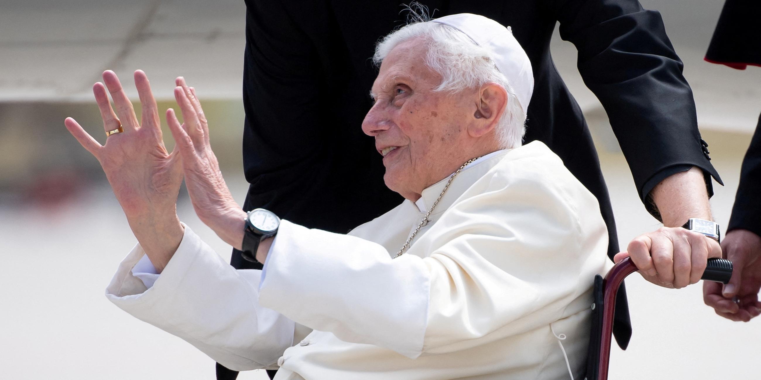 Der emeritierte Papst Benedikt XVI. vor seiner Abreise nach Rom am 22. Juni 2020 am Münchner Flughafen