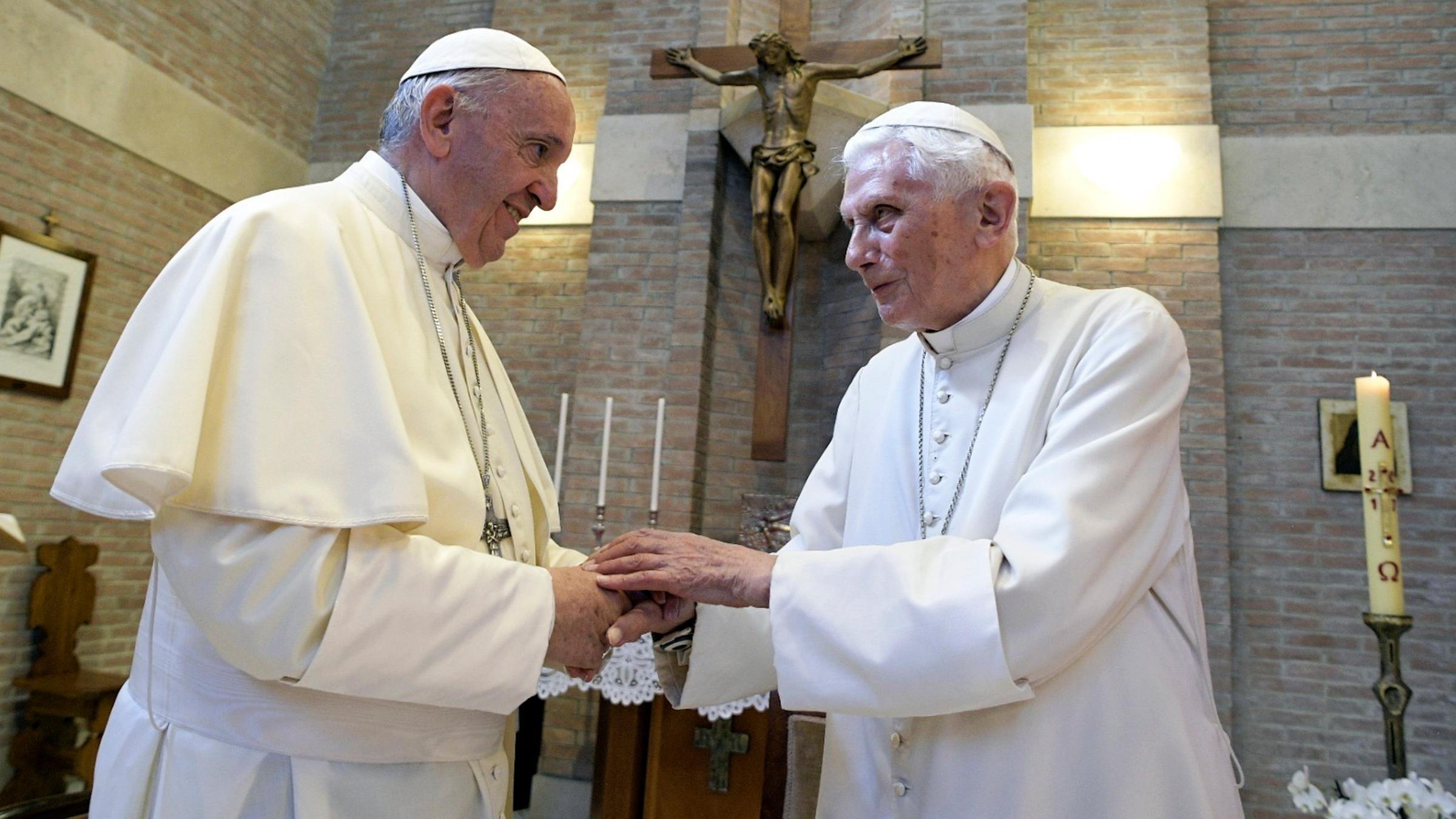 Papst Franziskus mit dem ehemaligen Papst Benedikt