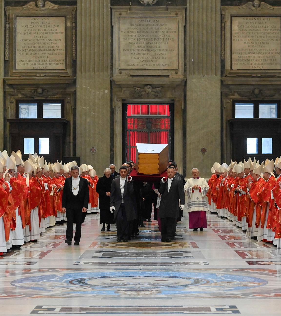 Vatikan, Vatikanstadt: Der Sarg des verstorbenen emeritierten Papstes Benedikt XVI. wird nach der öffentlichen Trauermesse für den emeritierten Papst Benedikt XVI. in den Petersdom getragen.