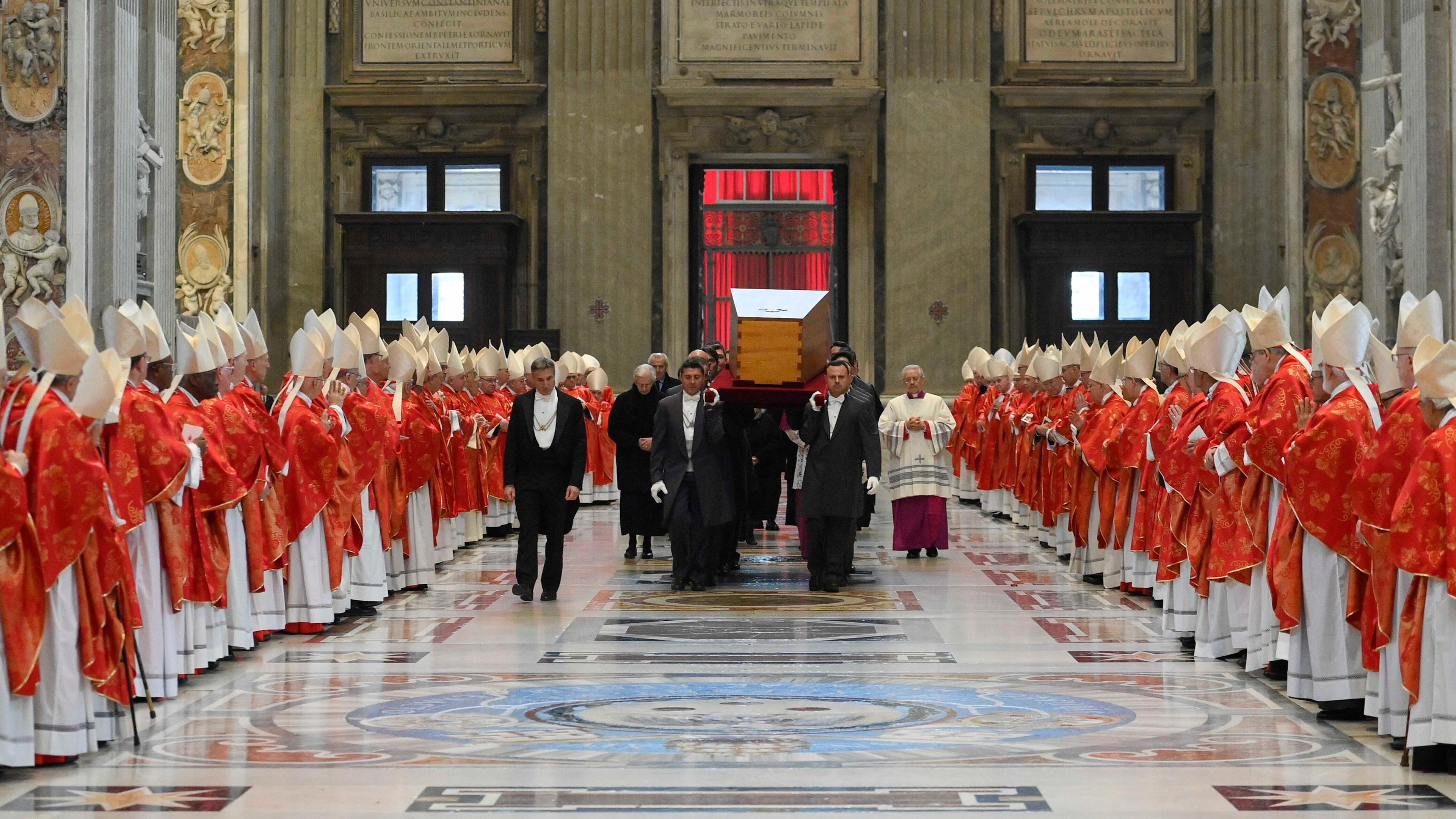 Vatikan, Vatikanstadt: Der Sarg des verstorbenen emeritierten Papstes Benedikt XVI. wird nach der öffentlichen Trauermesse für den emeritierten Papst Benedikt XVI. in den Petersdom getragen.