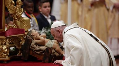 Papst Franziskus küsst eine Statue des Jesuskindes, Rom, 24.12.19