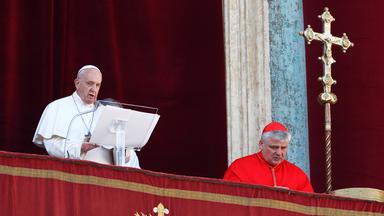 Papst Franziskus verliest Botschaft auf dem Balkon des Petersdoms
