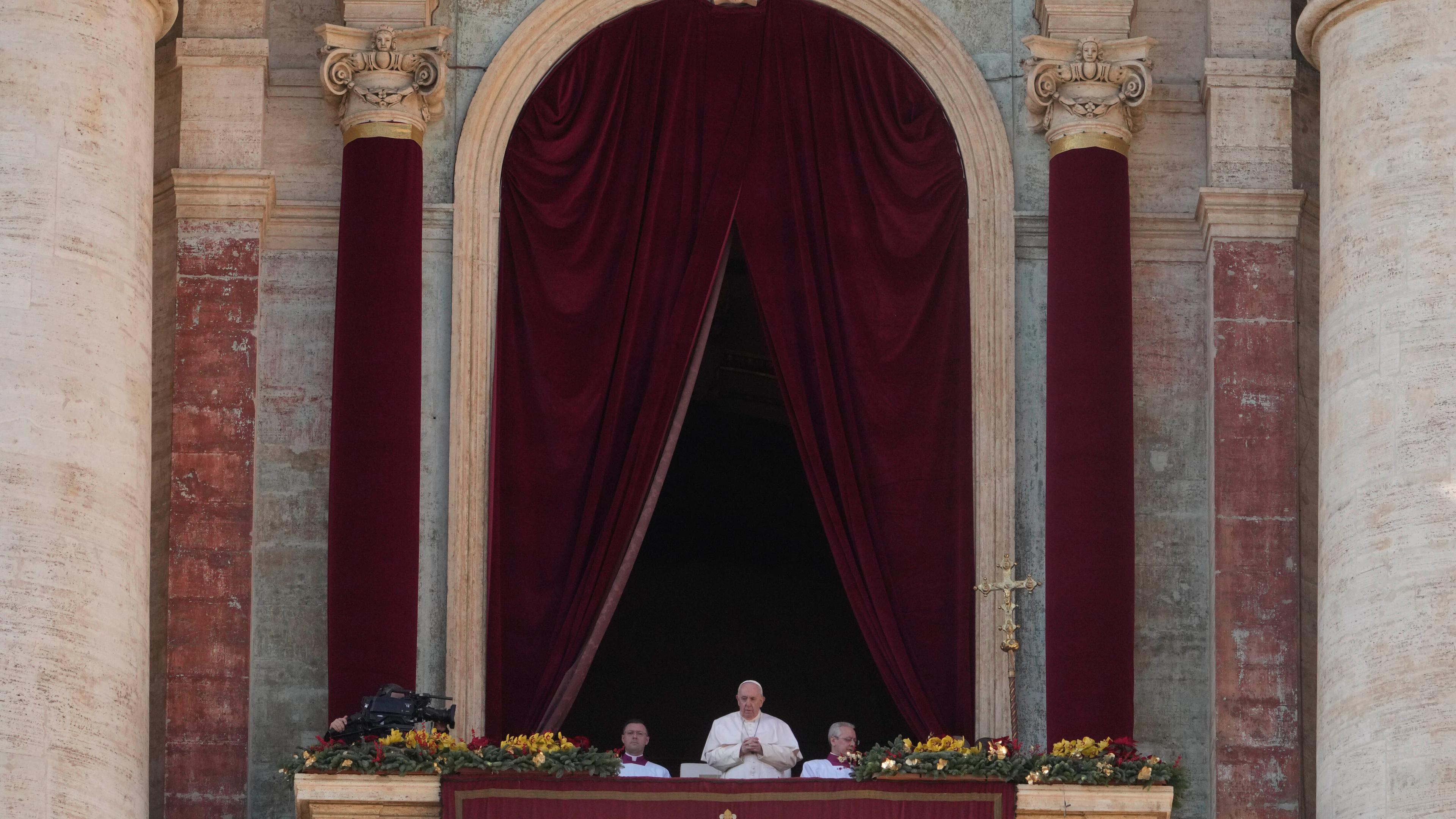 Vatikan, Vatikanstadt: Papst Franziskus (M) spricht den Weihnachtssegen Urbi et Orbi (lateinisch für "an die Stadt und die Welt") vom Hauptbalkon des Petersdoms im Vatikan.