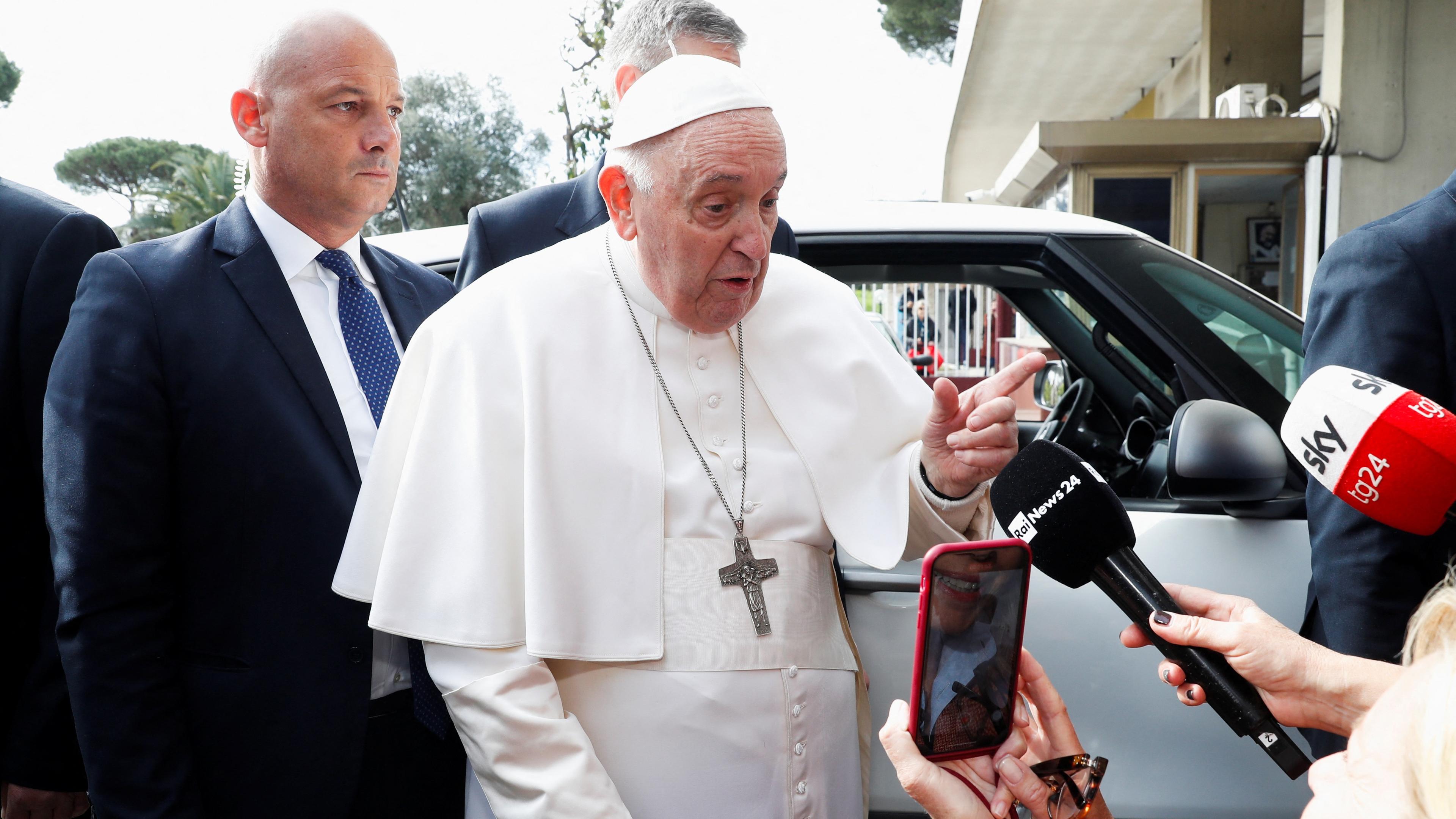 Papst Franziskus verlässt das Gemelli-Krankenhaus in Rom