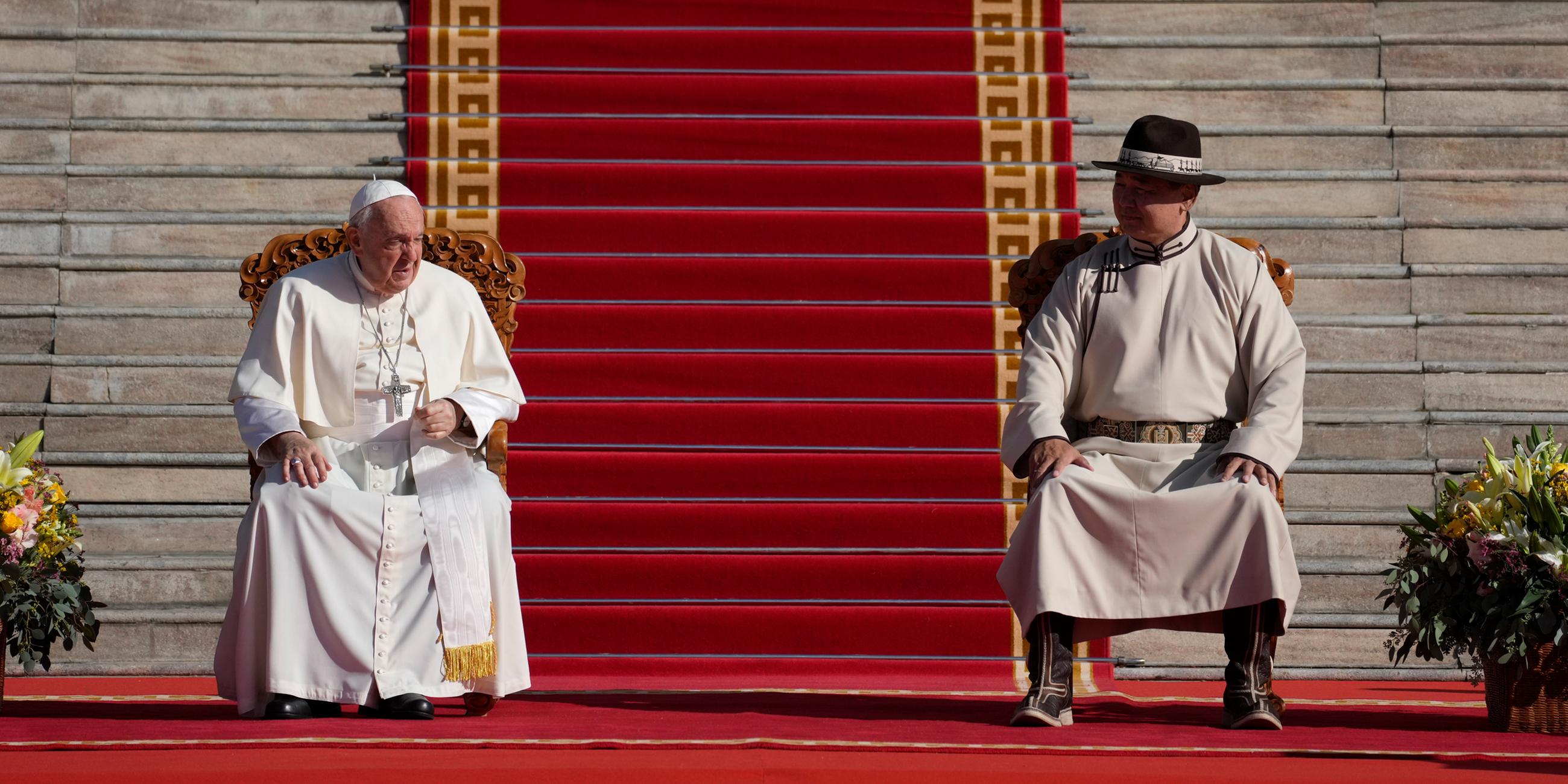 Präsident der Mongolei, trifft Papst Franziskus auf dem Sukhbaatar-Platz am 01.09.2023.