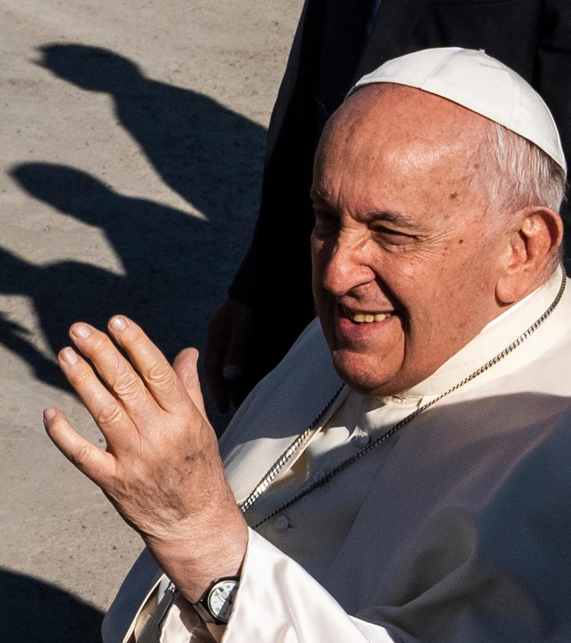 Archiv: Papst Franziskus begrüßt die Gläubigen vor der katholischen Kathedrale St. Peter und Paul. 