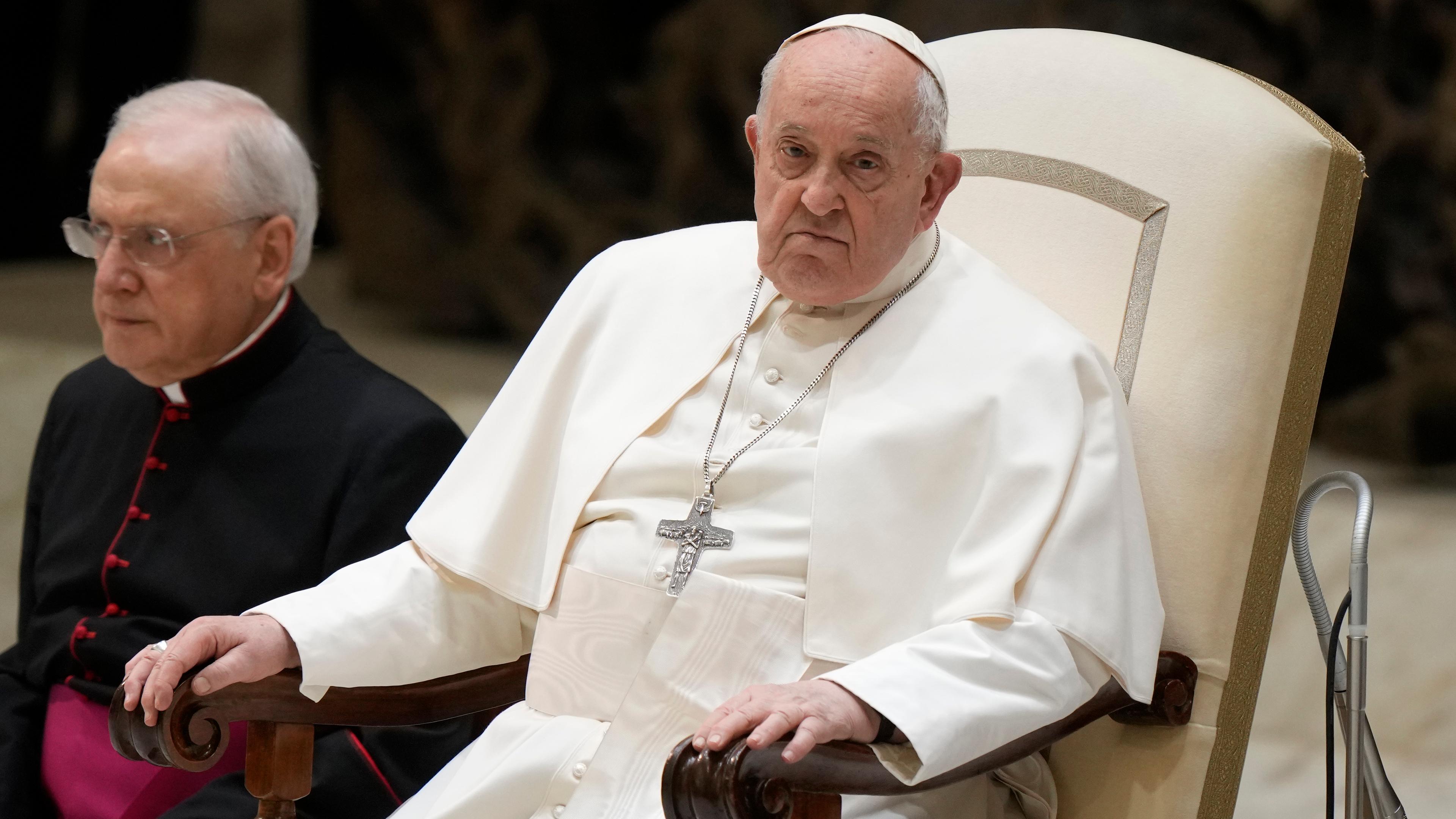 Archiv, 28.02.2024, Vatikan, Vatikanstadt: Papst Franziskus sitzt in einem Stuhl bei seiner wöchentlichen Generalaudienz in der Halle Paul VI. im Vatikan.