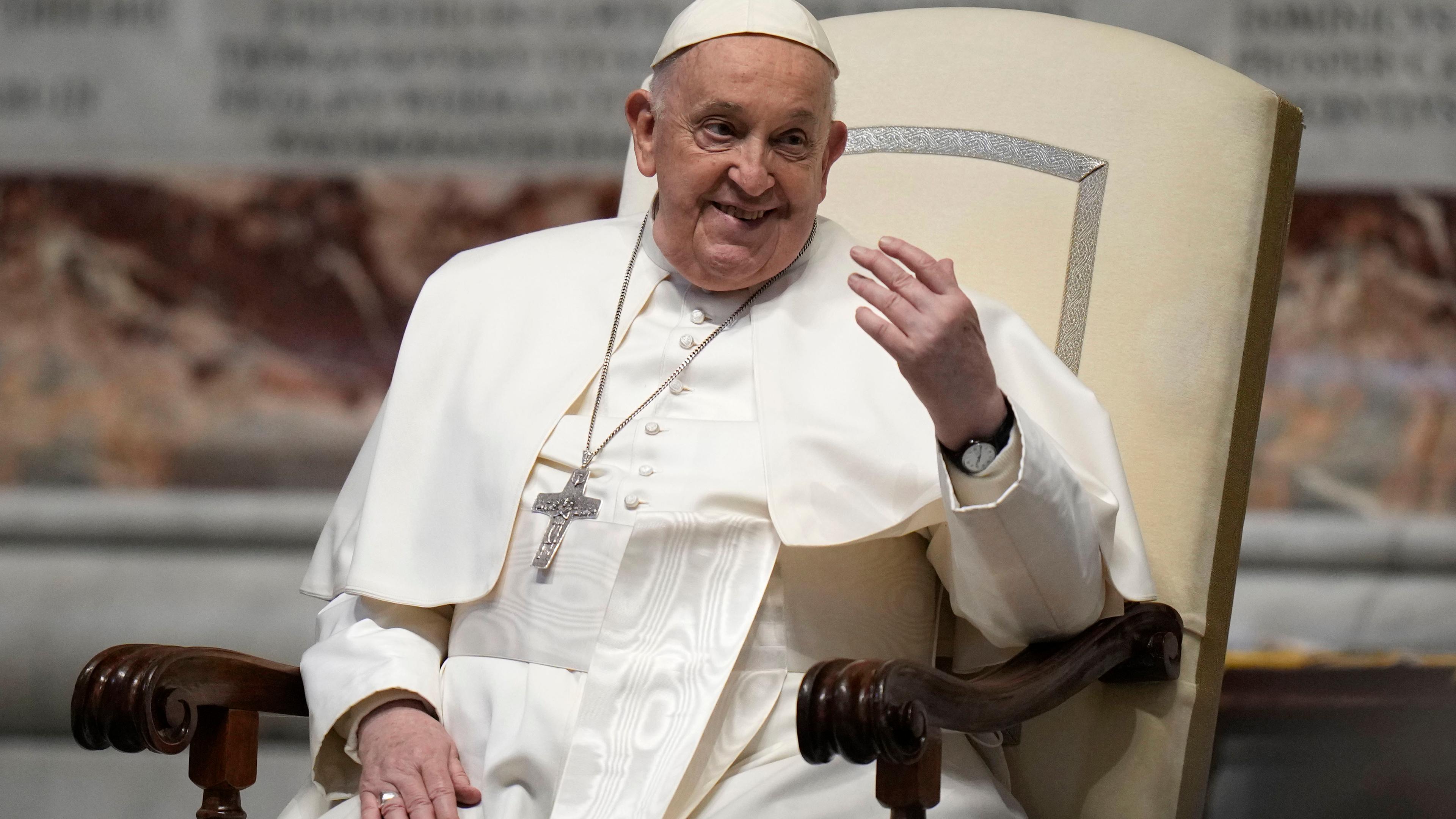 Vatikan, Vatikanstadt: Papst Franziskus gestikuliert vor einer Messe im Petersdom