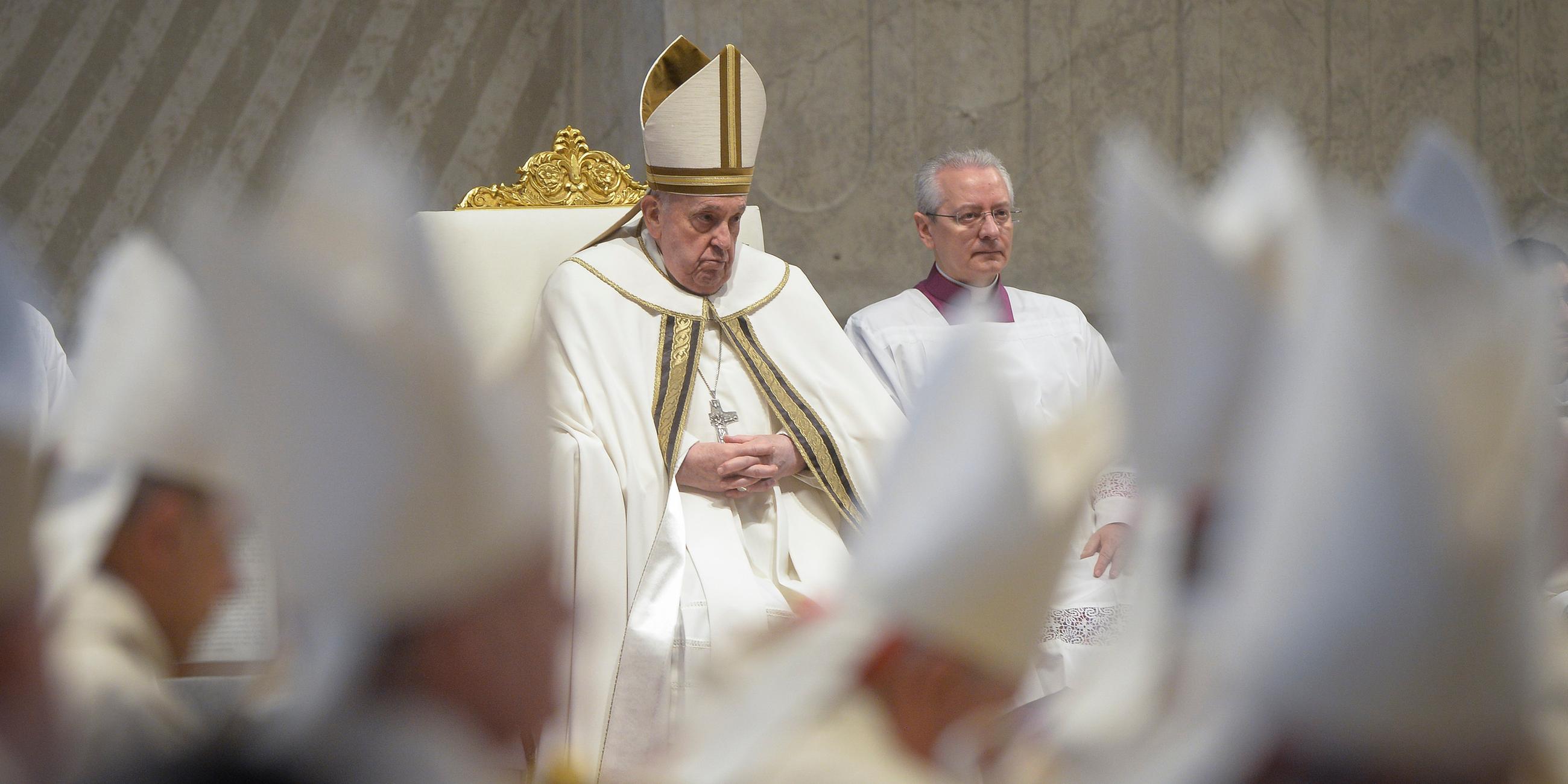 Papst Franziskus zelebriert die Chrisam-Messe im Petersdom im Vatikan am 28.03.2024.