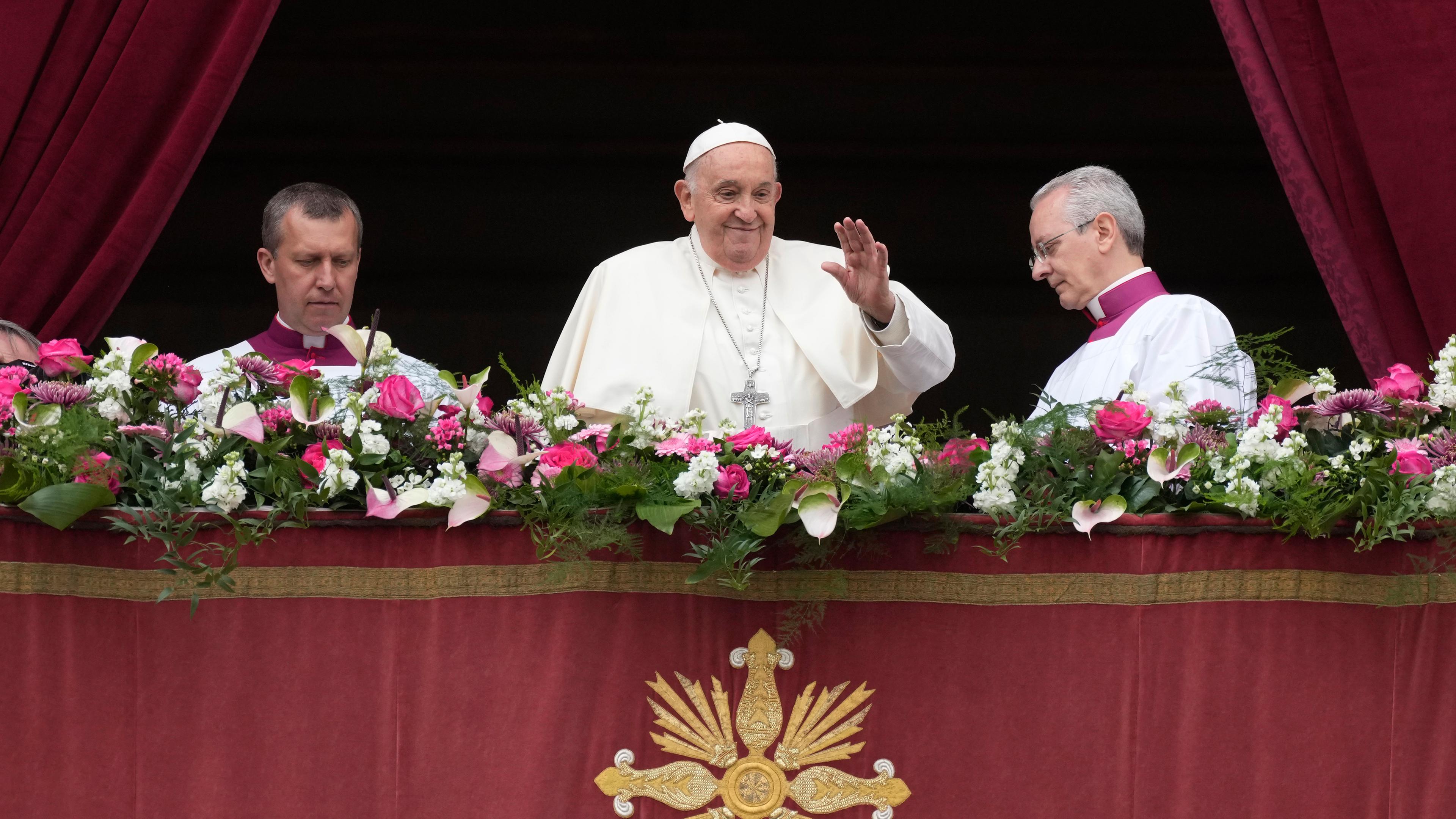 Papst Franziskus winkt den Gläubigen vor dem Segen "Urbi et Orbi" von der zentralen Loge des Petersdoms aus zu am 31.03.2024.