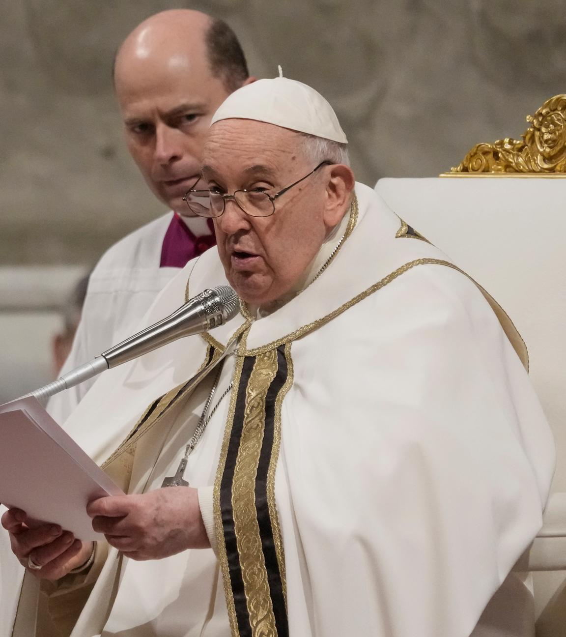 24.12.2023, Italien, Vatikanstadt: Papst Franziskus nimmt an der Christmette im Petersdom im Vatikan teil.