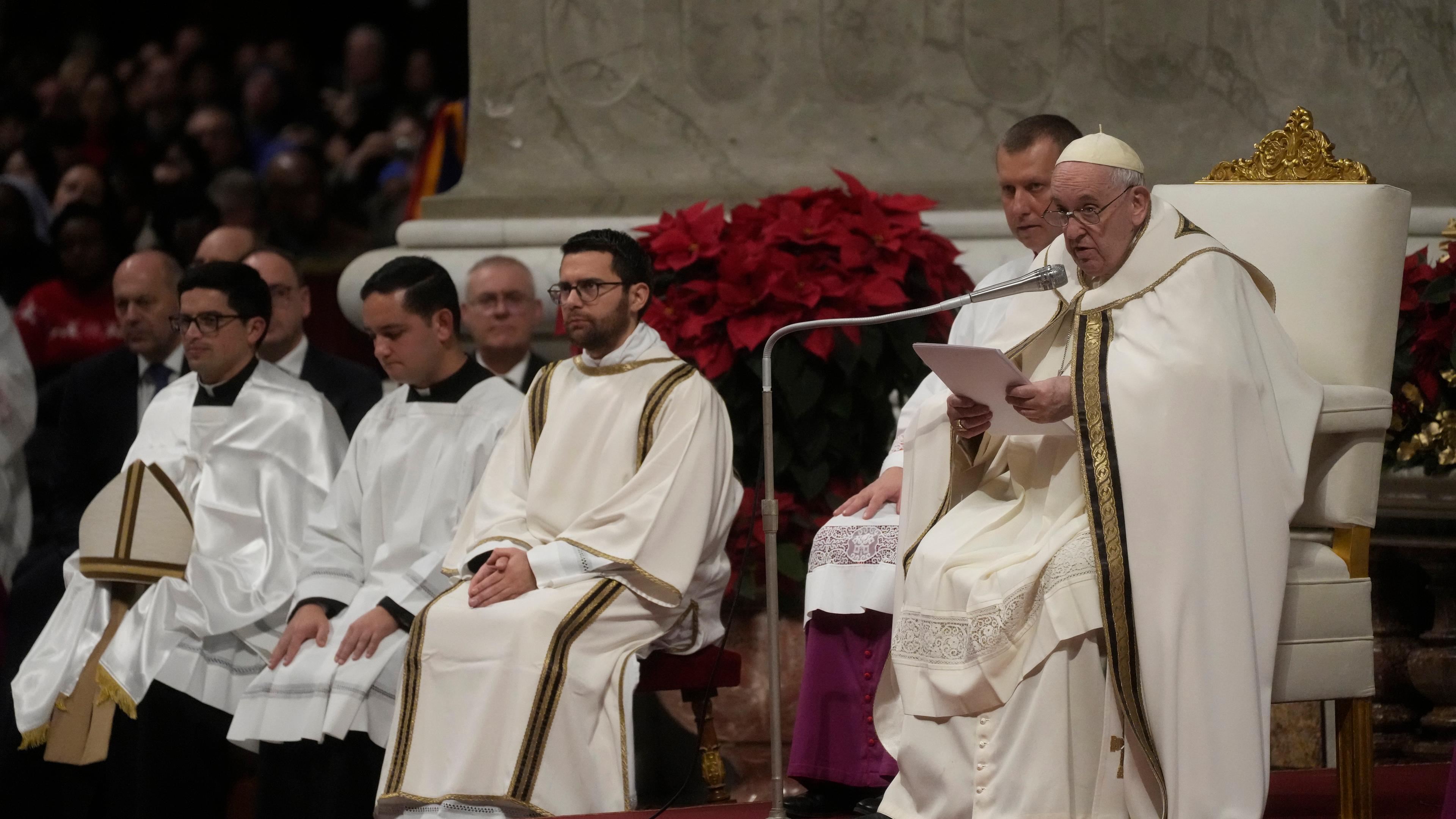 Papst Franziskus predigt zu Weihnachten