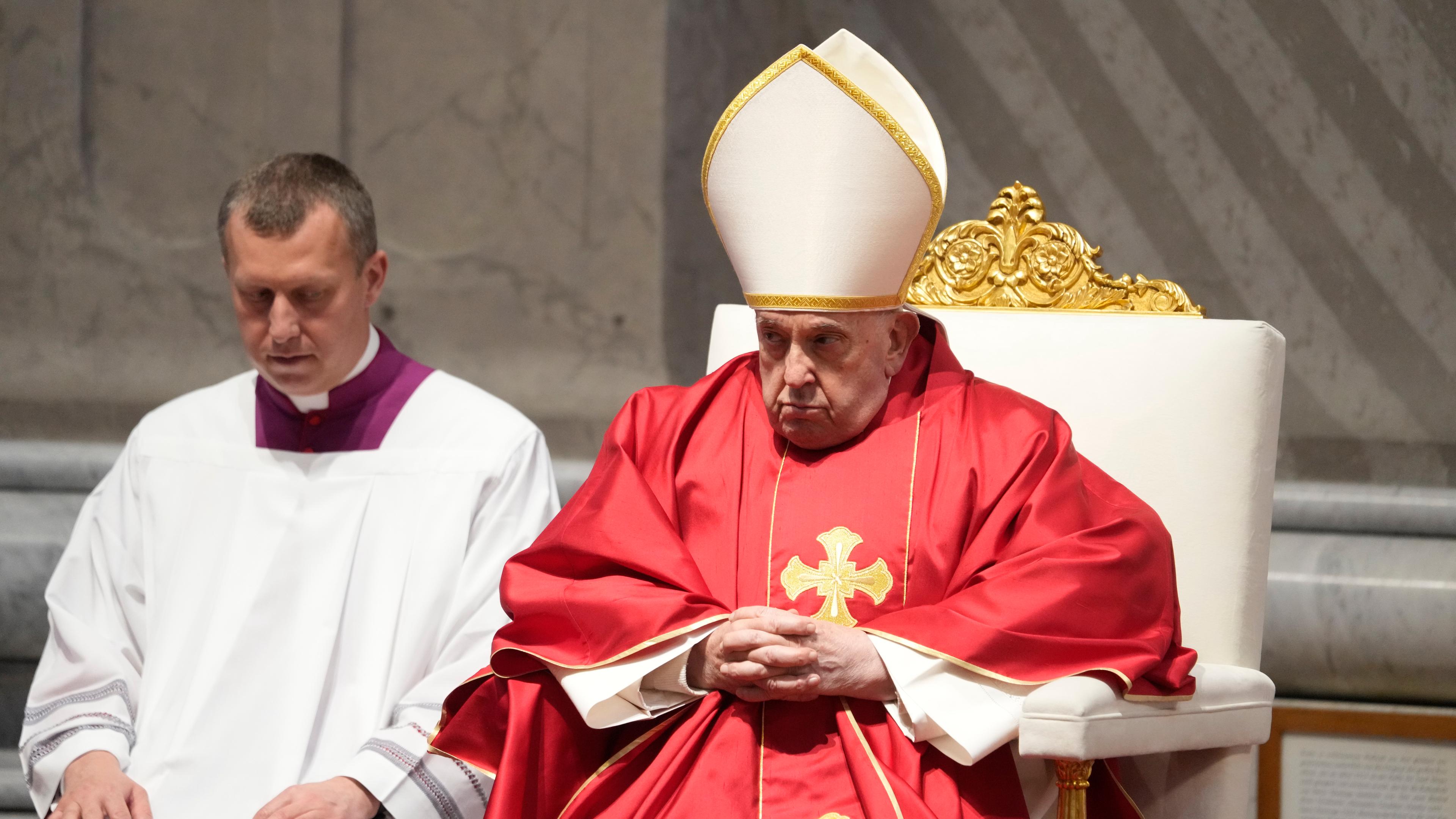  Papst Franziskus (r), kommt zur Passionsliturgie am Karfreitag im Petersdom. Am Karfreitag gedenken Christen in aller Welt der Kreuzigung und des Todes Jesu. 