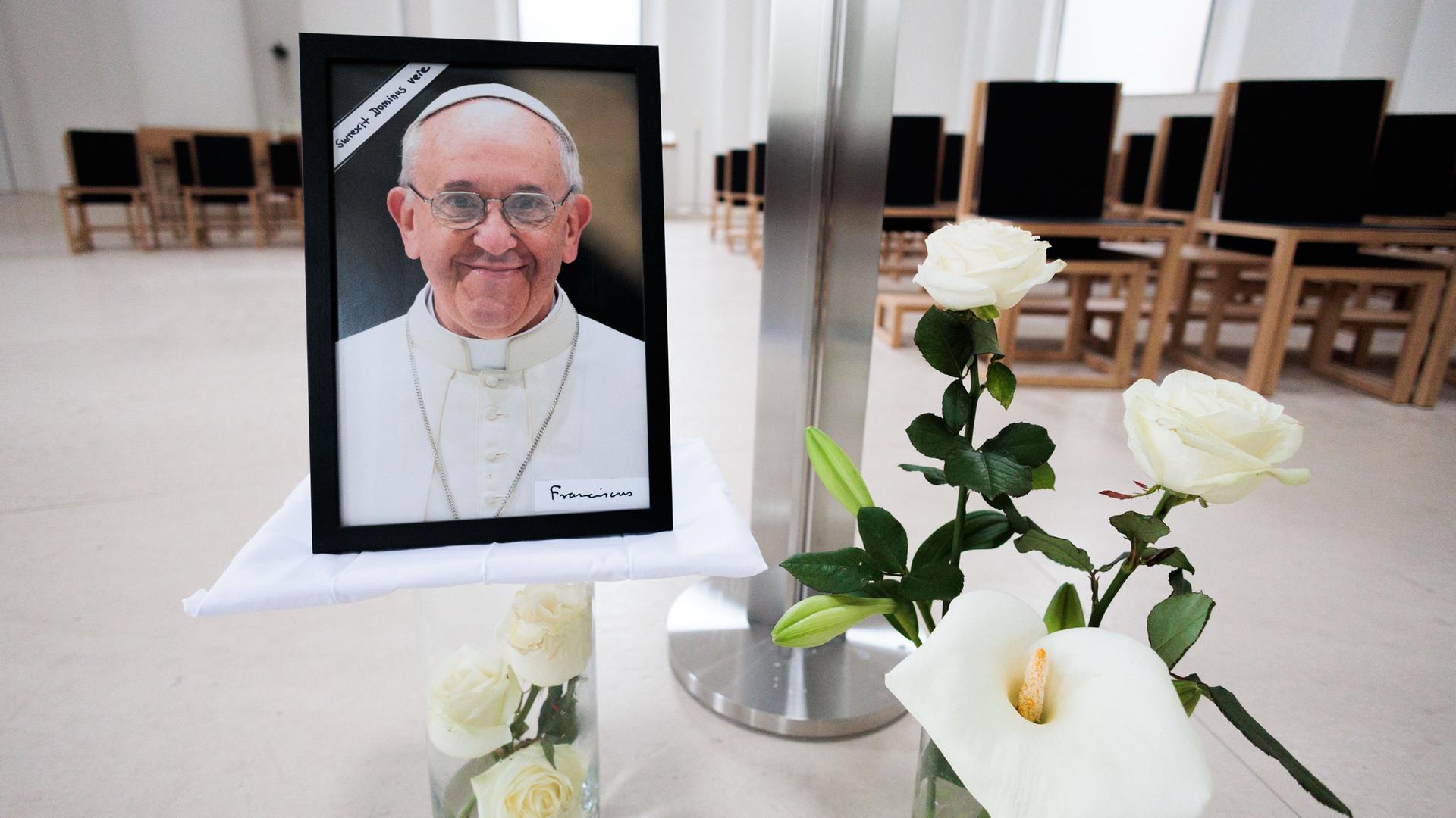 Ein Bild des verstorbenen Papstes Franziskus steht in der St. Hedwigs-Kathedrale. 