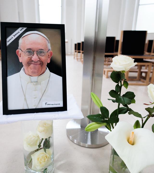 Ein Bild des verstorbenen Papstes Franziskus steht in der St. Hedwigs-Kathedrale. 