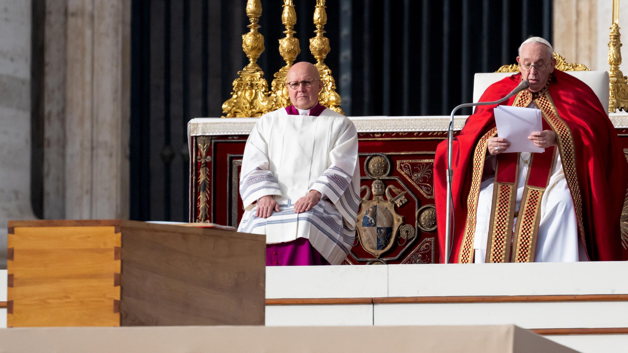 Papst Franziskus hält die öffentliche Trauermesse für den emeritierten Papst Benedikt XVI. auf dem Petersplatz . 