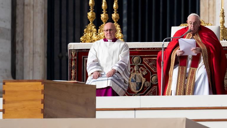 Papst Franziskus hält die öffentliche Trauermesse für den emeritierten Papst Benedikt XVI. auf dem Petersplatz . 