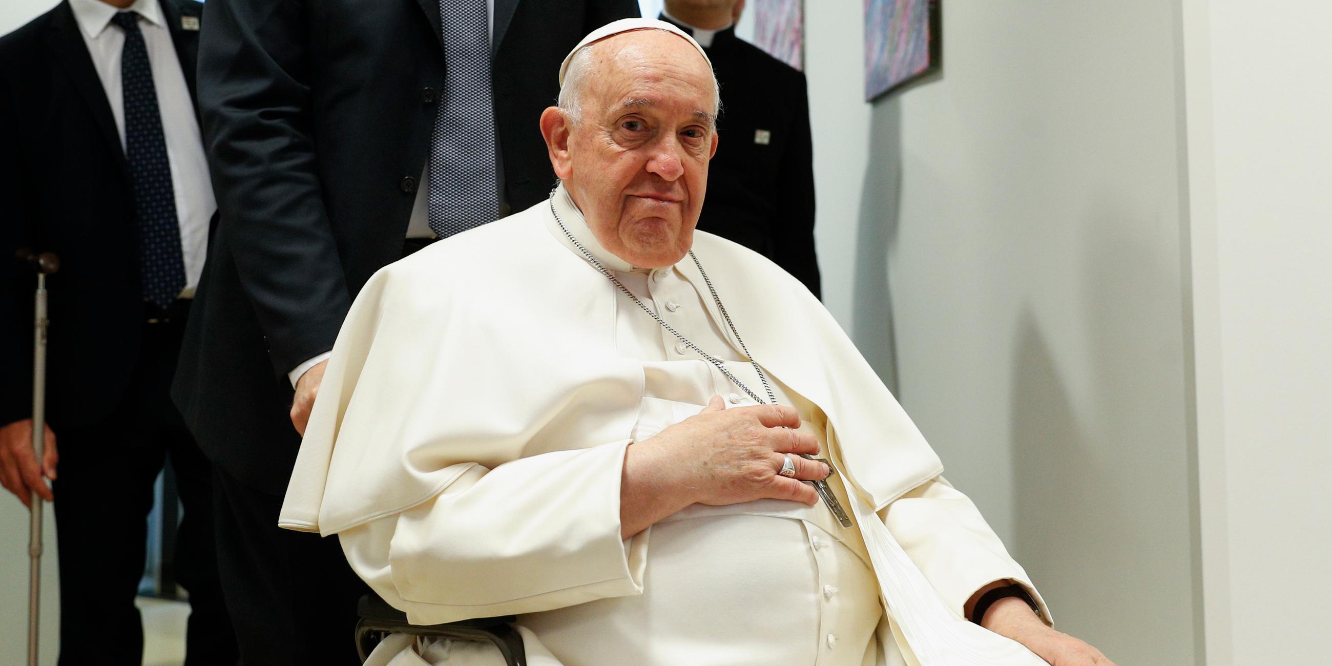  Papst Franziskus trifft im Rollstuhl zu seinem Besuch bei den Kindern des Blindeninstituts .