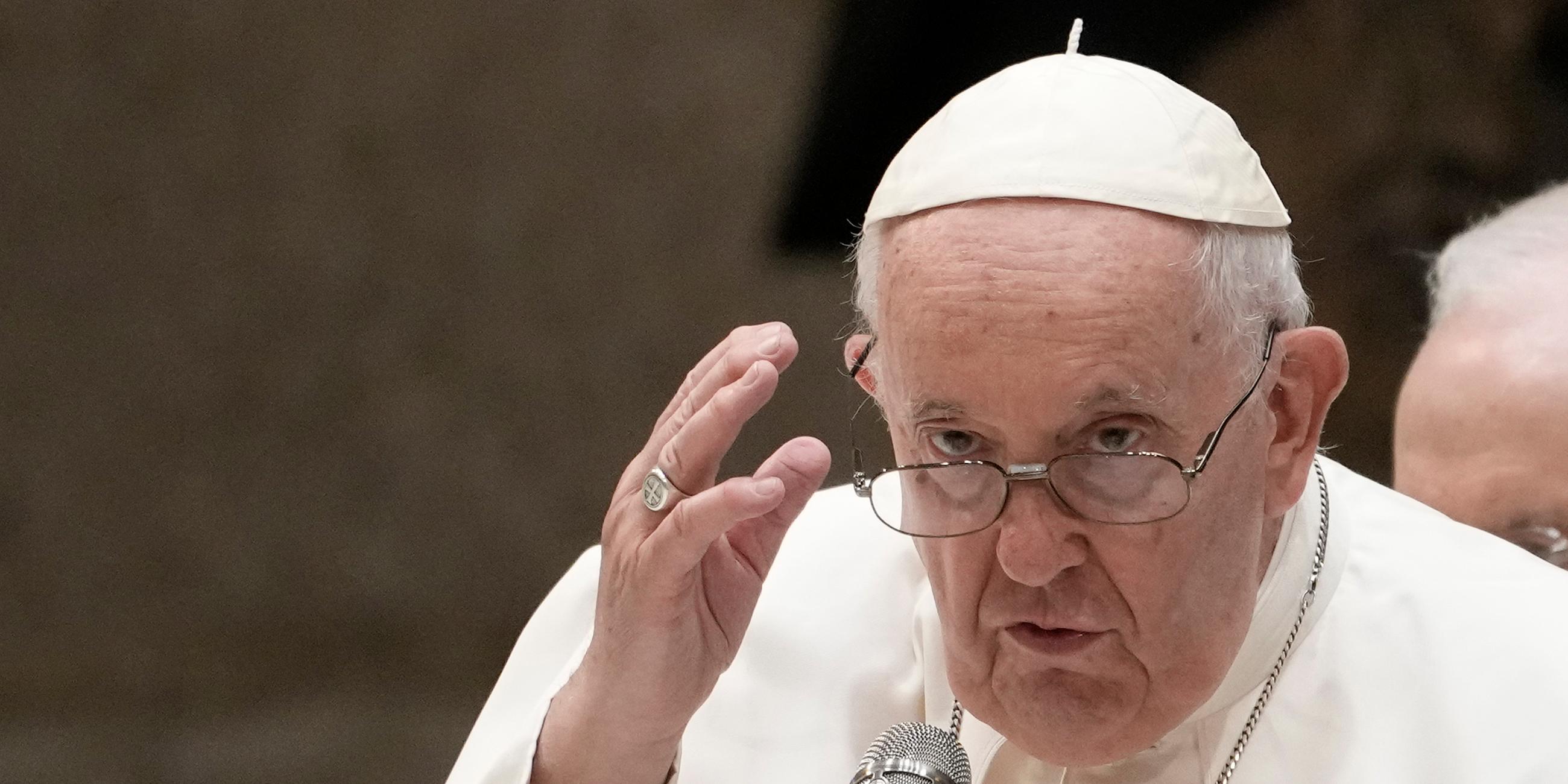 Papst Franziskus erteilt seinen Segen während einer Audienz im Vatikan.