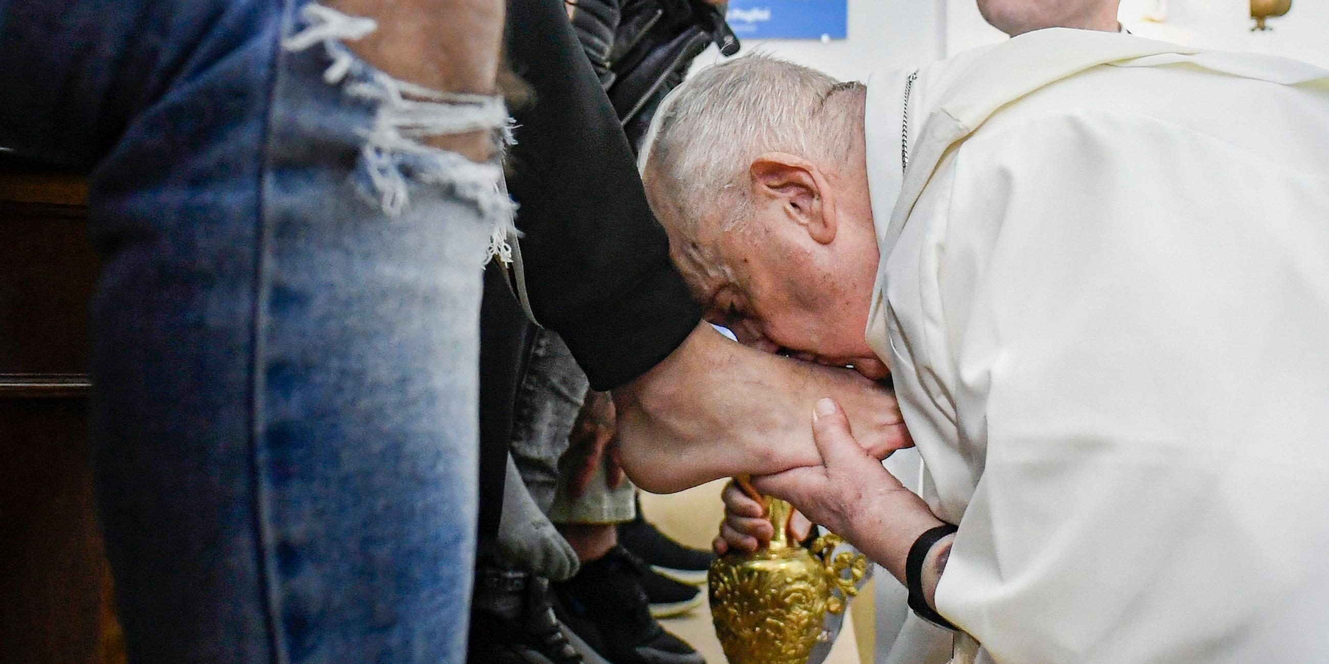 Papst Franziskus küsst Füße bei ritueller Fußwaschung im Gefängnis Casal del Marmo