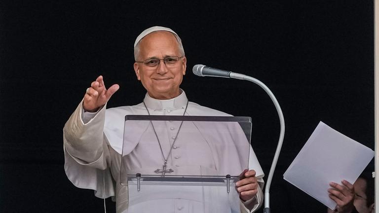 18.10.2026, Vatikan, Vatikanstadt: Papst Leo XIV. erscheint am Fenster seines Arbeitszimmers im Apostolischen Palast mit Blick auf den Petersplatz im Vatikan, um nach dem Angelusgebet den traditionellen Mittagssegen zu erteilen.