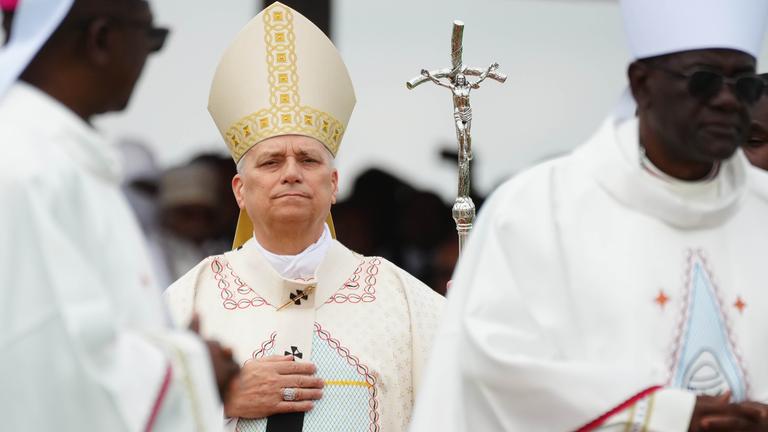 18.04.2026, Kamerun, Jaunde: Papst Leo XIV. feiert einen Gottesdienst auf einem Flugplatz.