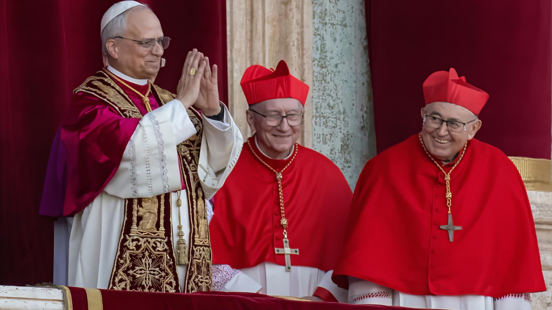 Papst Leo IVX. auf dem Balkon am Petersplatz